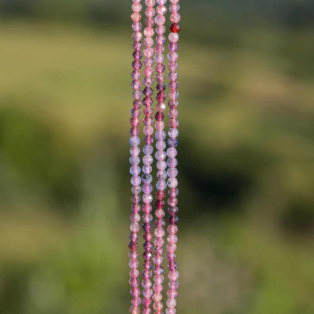 Perles rondes facettes de Spinelle multicolore de 3 mm ( rang de env 136 perles )