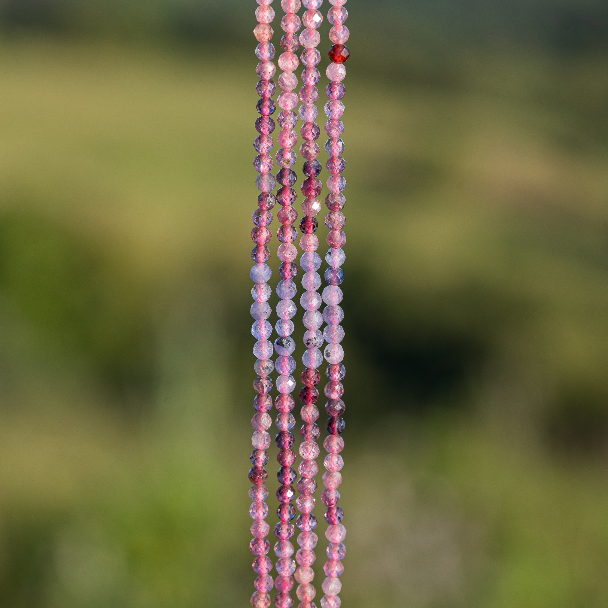 Perles rondes facettes de Spinelle multicolore de 3 mm ( rang de env 136 perles )