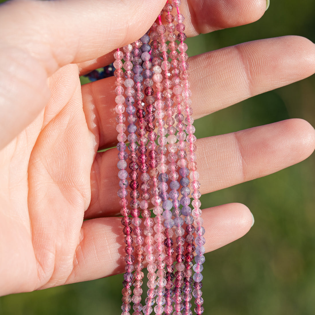 Perles rondes facettes de Spinelle multicolore de 3 mm ( rang de env 136 perles )