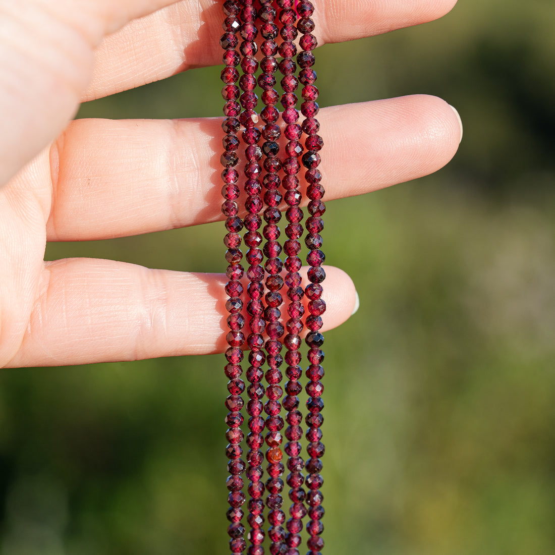 Perles rondes facettes de Grenat almandin de 3 mm ( rang de env 130 perles )