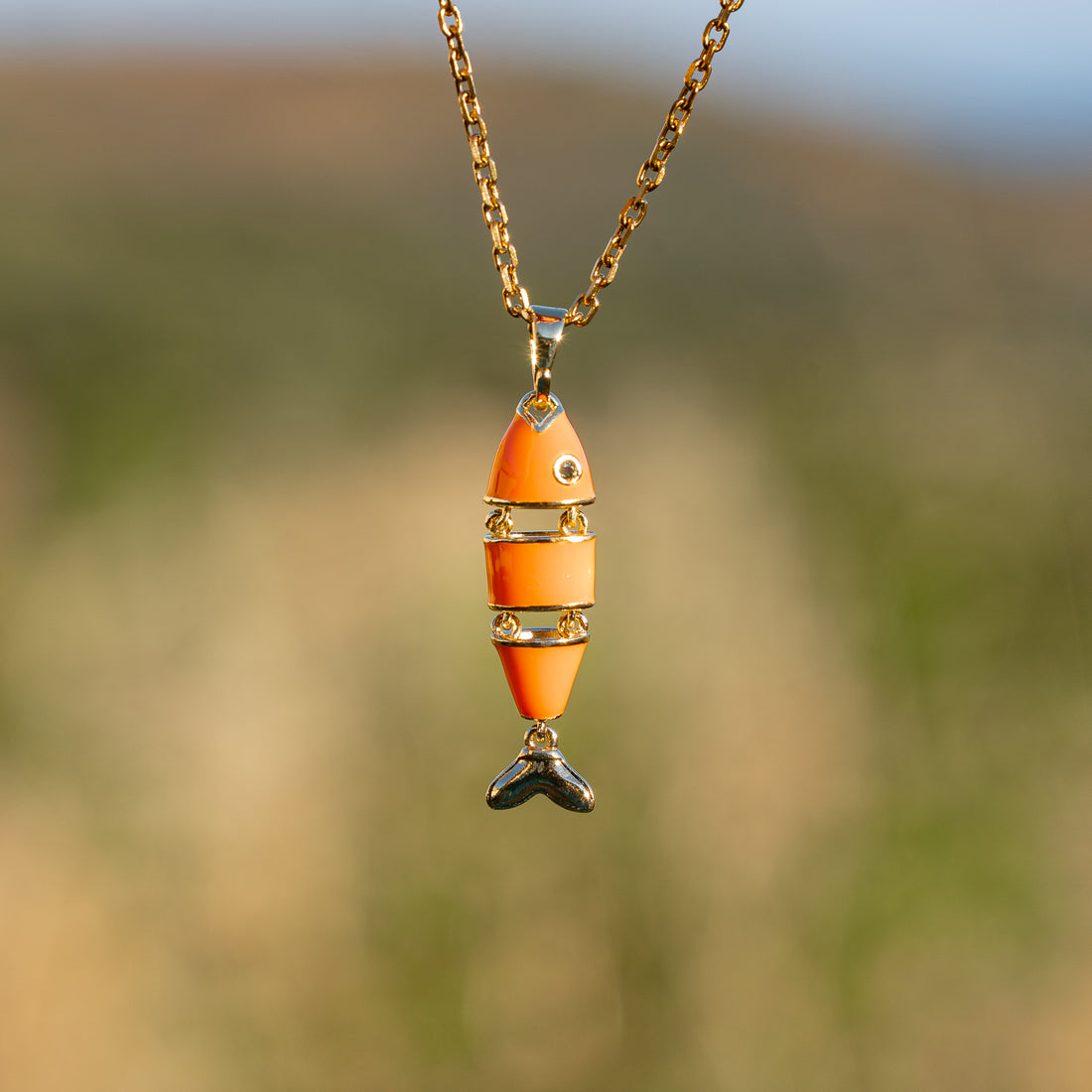 Breloques poissons articulées et émaillées orange en laiton plaqué or 18k et zirconium de 30 mm ( à l&