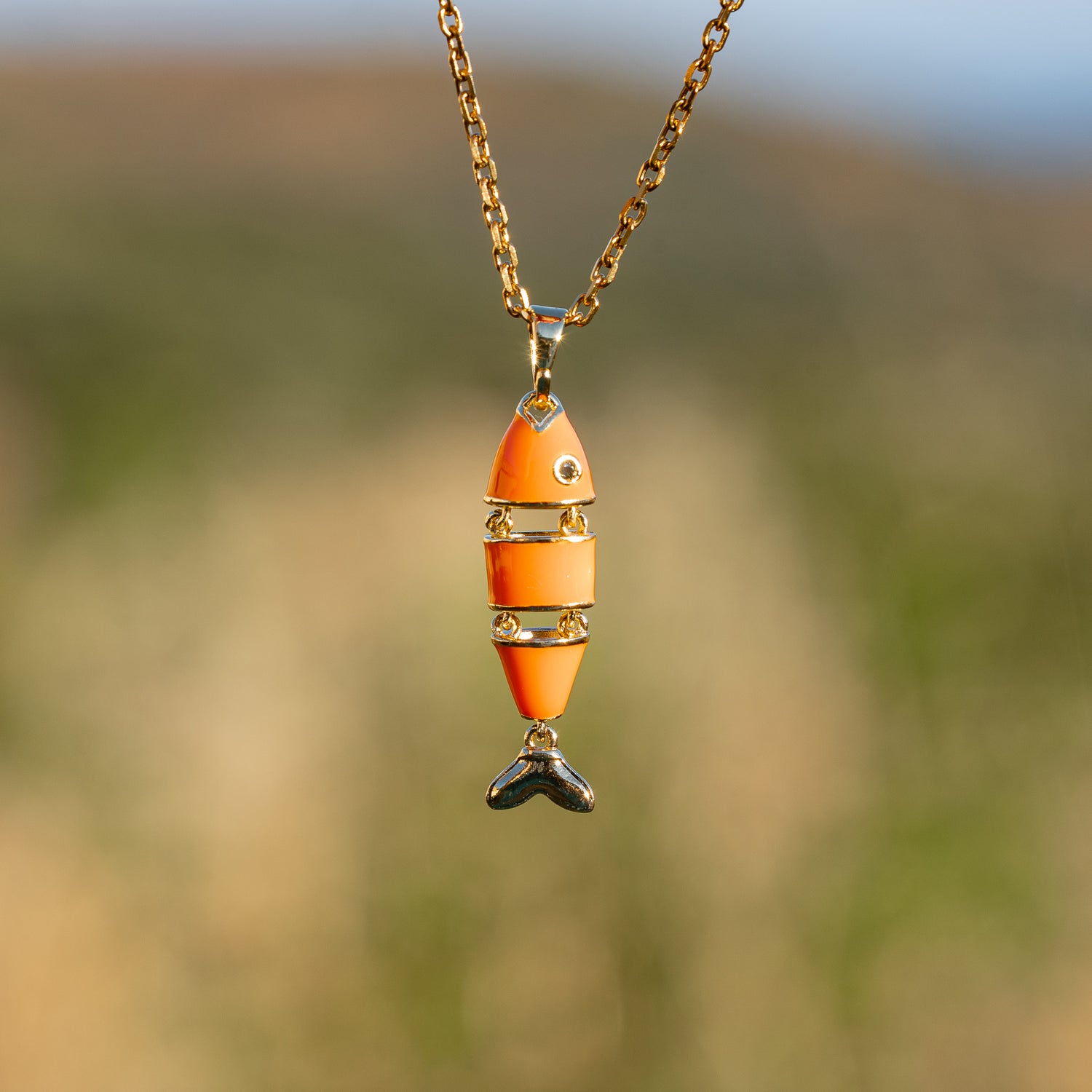 Breloques poissons articulées et émaillées orange en laiton plaqué or 18k et zirconium de 30 mm ( à l&