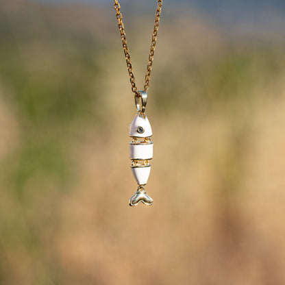 Breloques poissons articulées et émaillées blanc en laiton plaqué or 18k et zirconium de 30 mm ( à l&