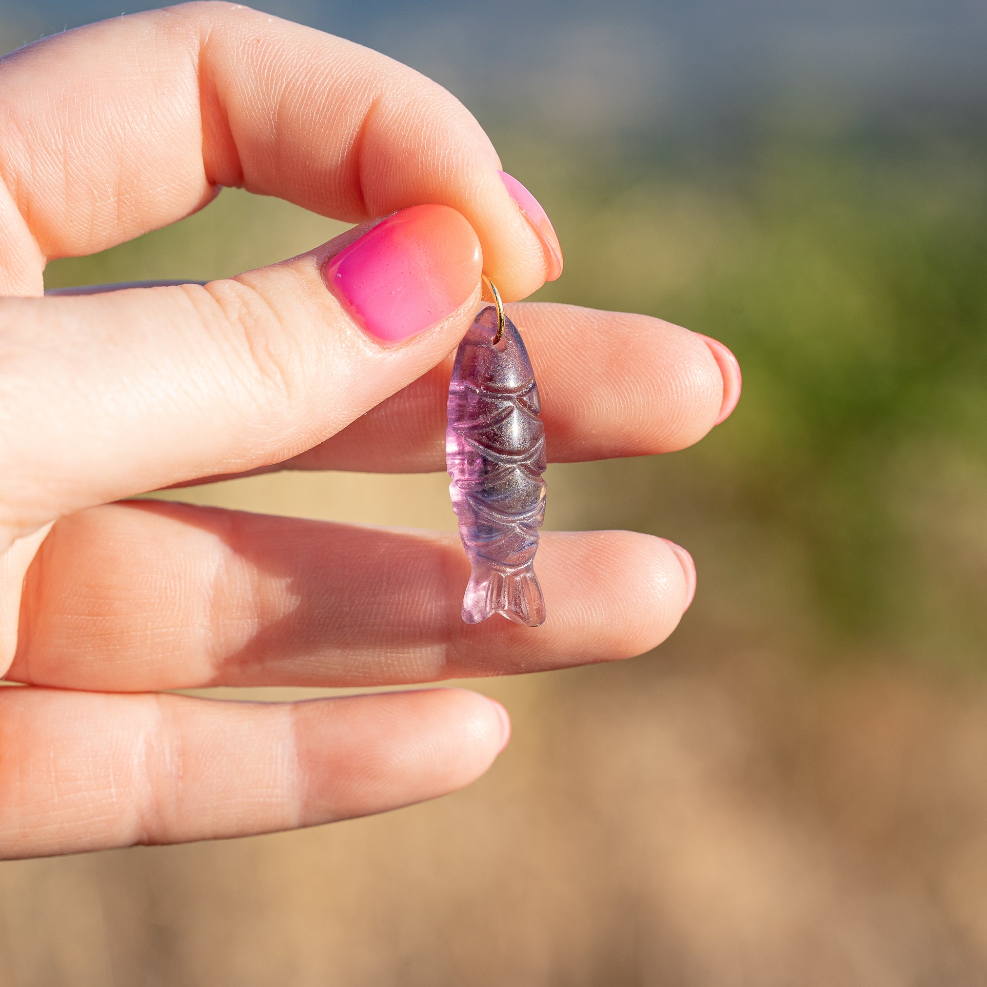 Pendentif poissons en Fluorite violette avec anneau en inox de 34 mm ( à l&