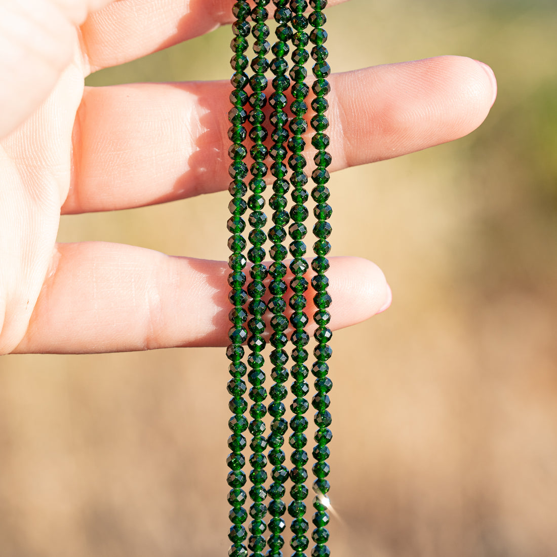 Perles rondes facettes de zirconium vert diopside de 3 mm ( 1/2 rang de env 66 perles )