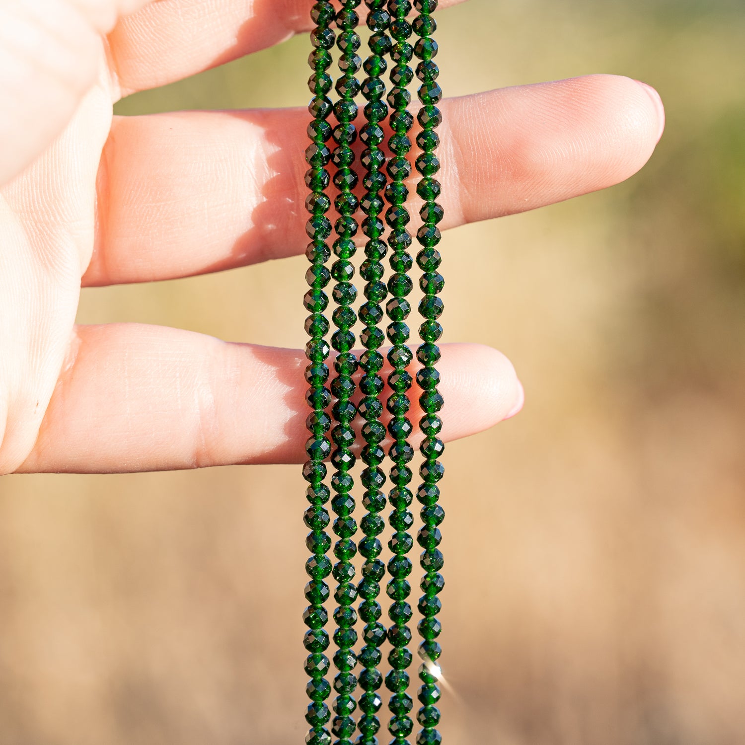 Perles rondes facettes de zirconium vert diopside de 3 mm ( 1/2 rang de env 66 perles )