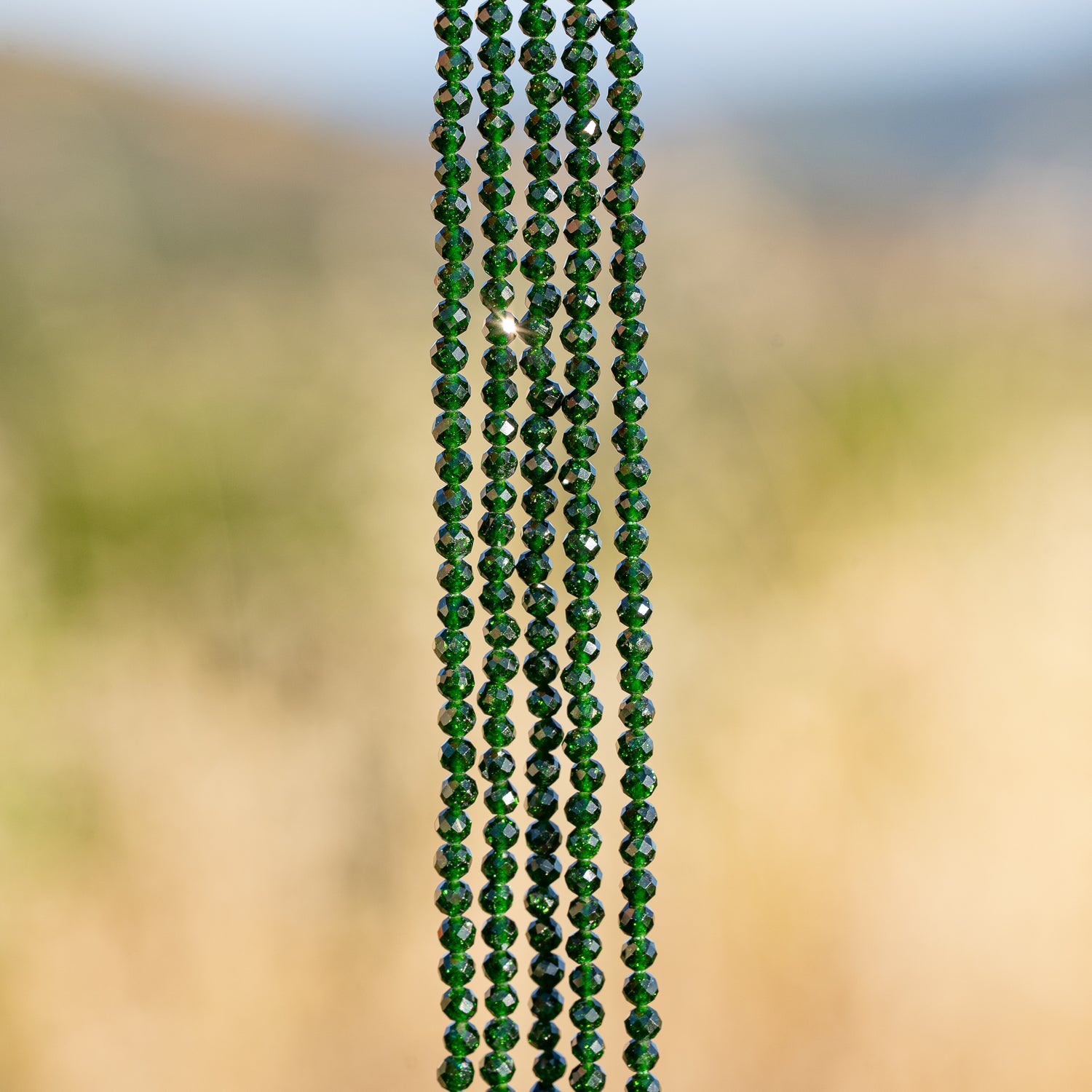 Perles rondes facettes de zirconium vert diopside de 3 mm ( 1/2 rang de env 66 perles )