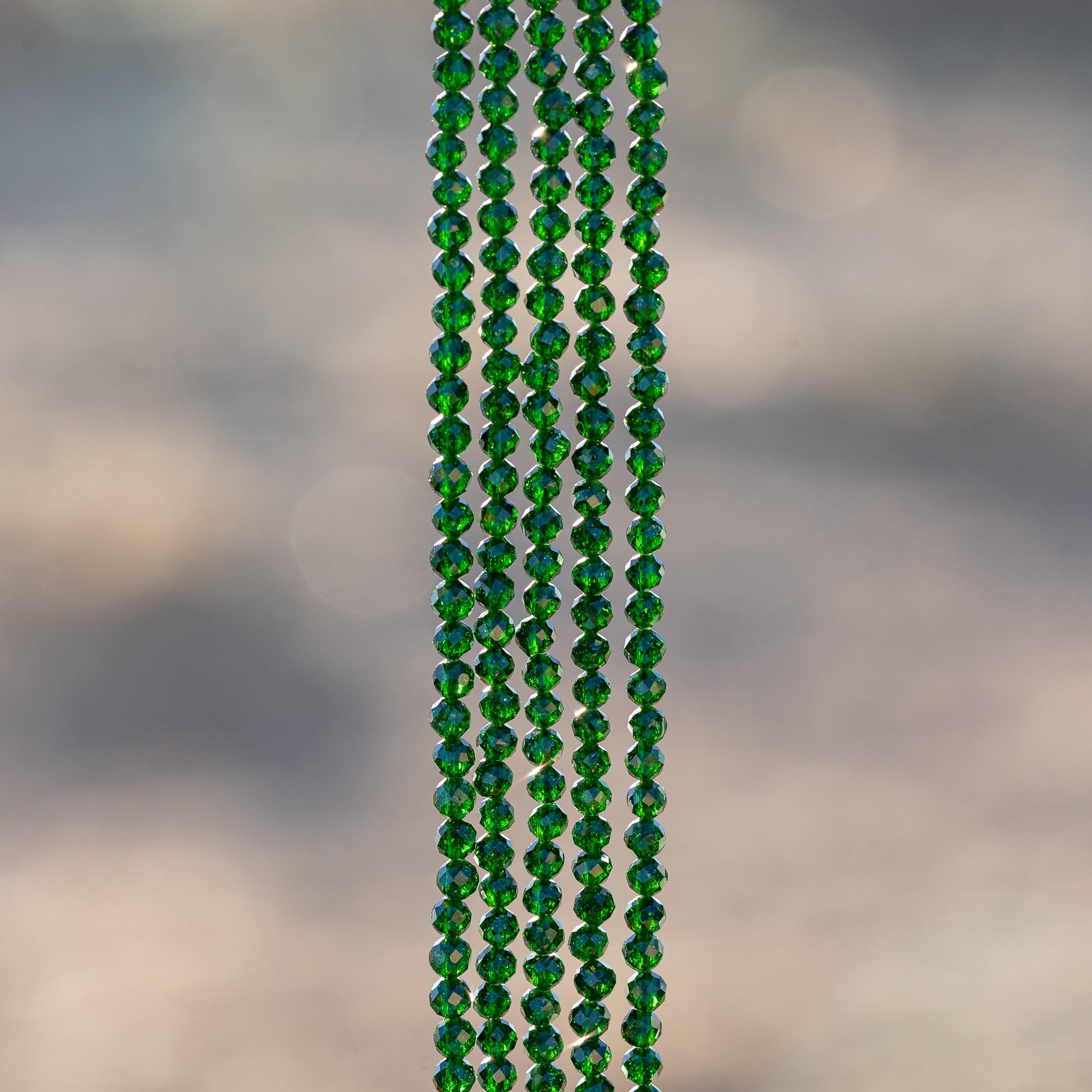 Perles rondes facettes de zirconium vert diopside de 3 mm ( 1/2 rang de env 66 perles )