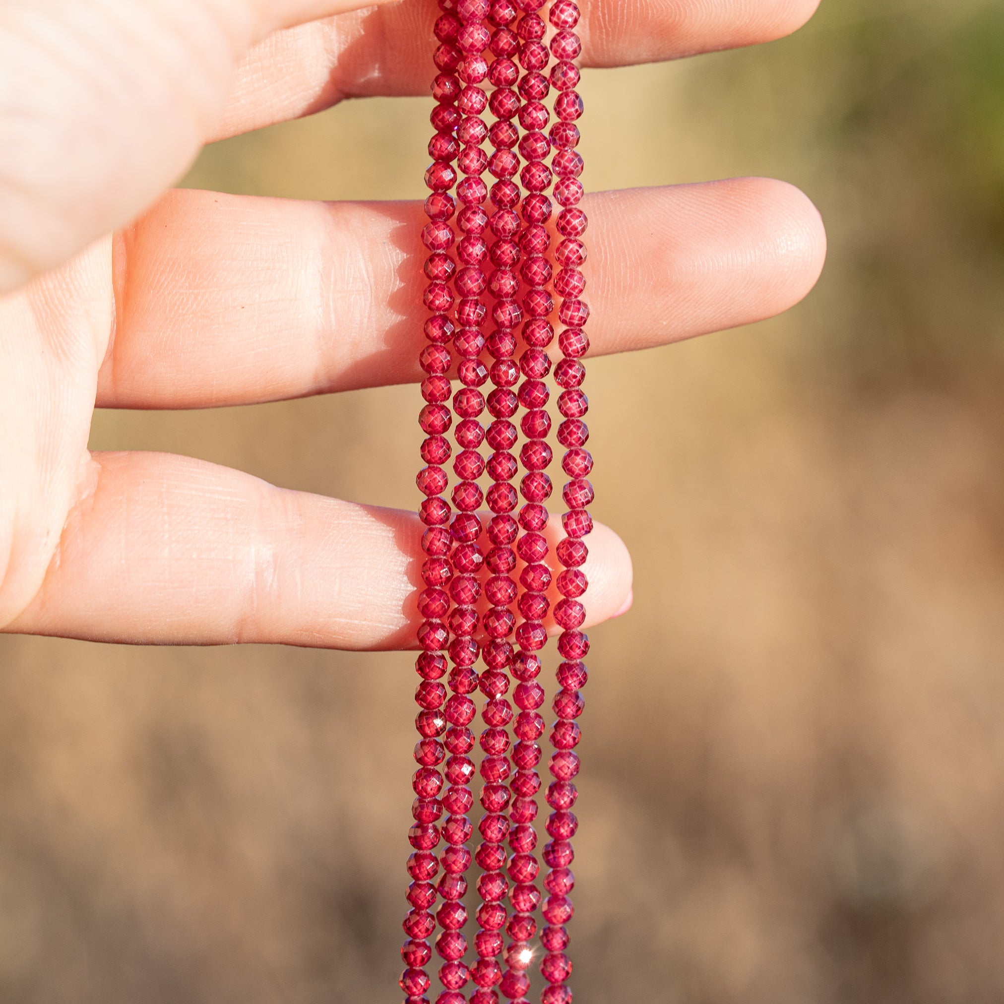 Perles rondes facettes de zirconium rouge cerise de 3 mm ( 1/2 rang de env 64 perles )
