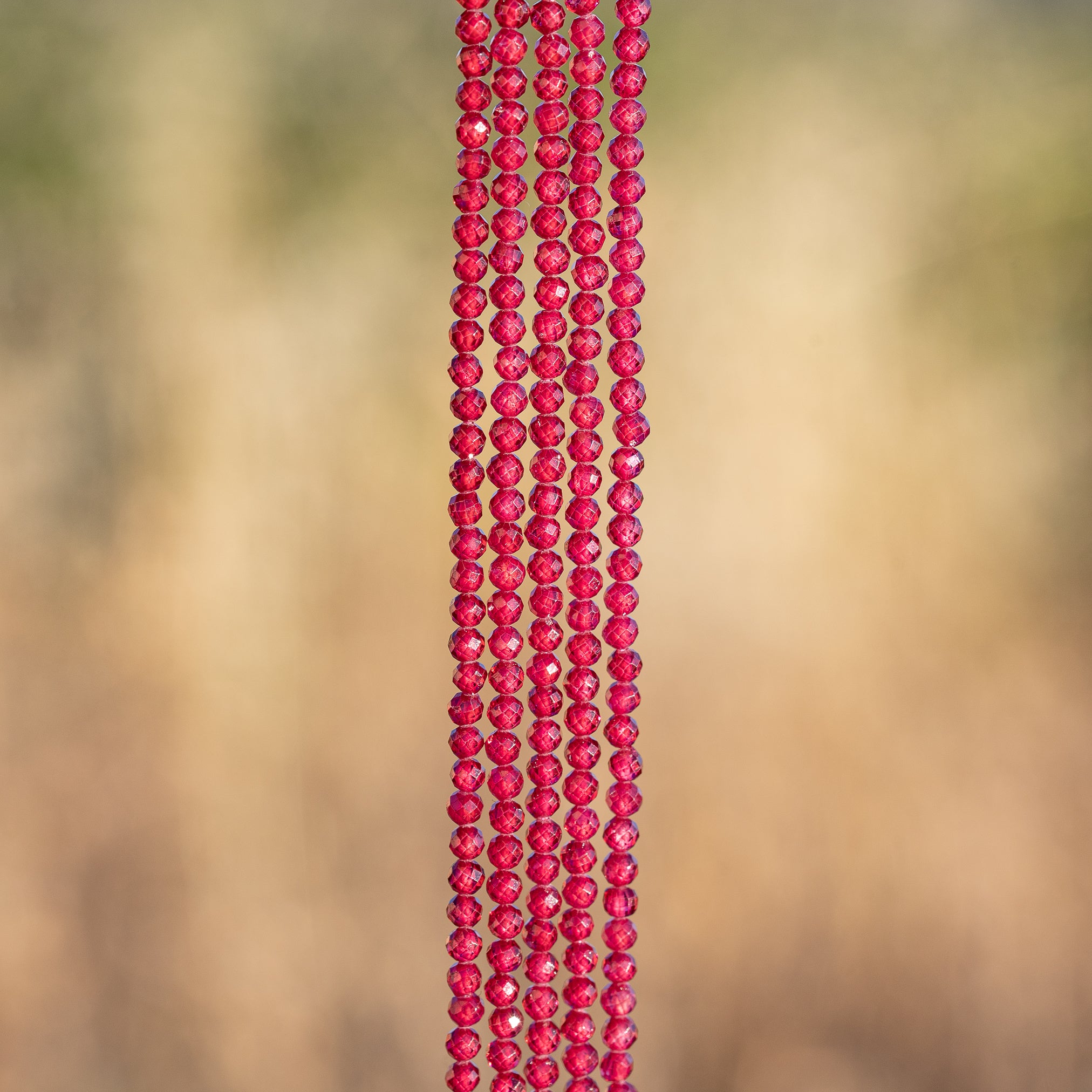 Perles rondes facettes de zirconium rouge cerise de 3 mm ( 1/2 rang de env 64 perles )
