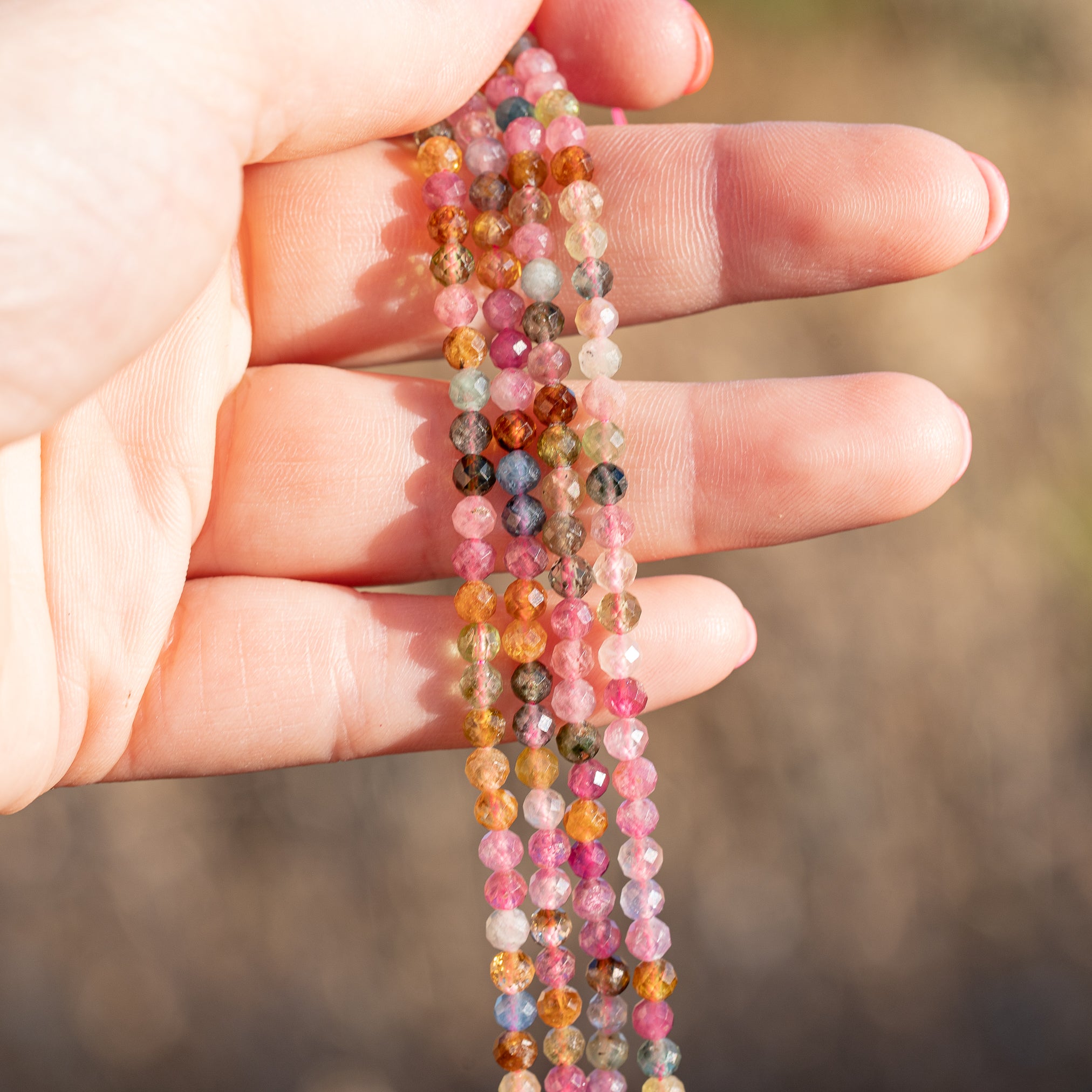 Perles rondes facettes de Tourmaline multicolore de 4 mm ( rang de env 100 perles )