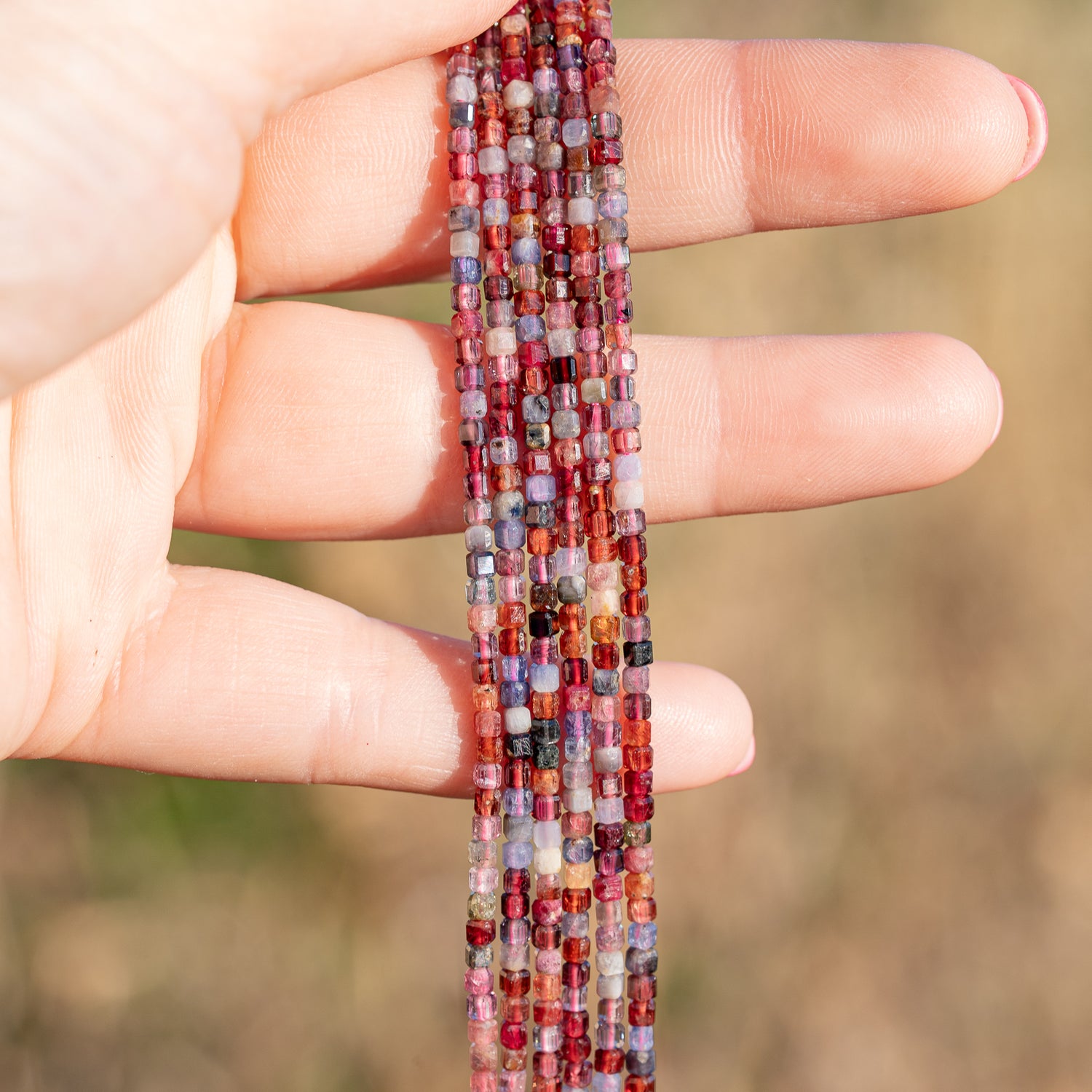 Perles cubes facettes de Spinelle multicolore de 2,5 mm ( rang de env 170 perles )