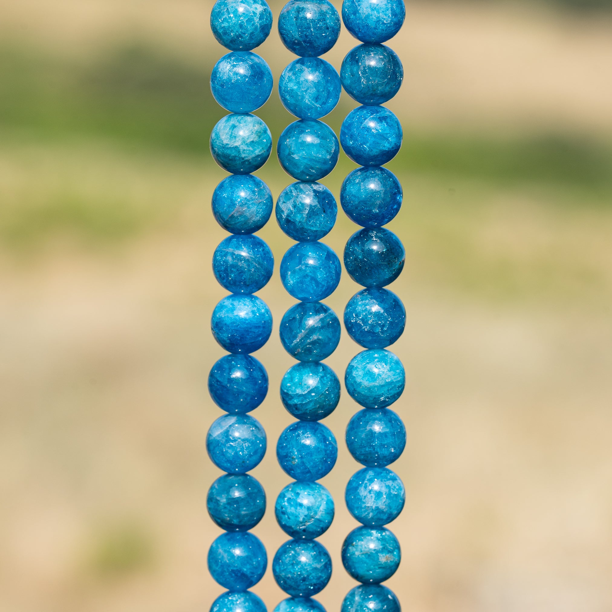 Perles rondes lisses en Apatite bleue de 10 mm ( lot de 10 perles )