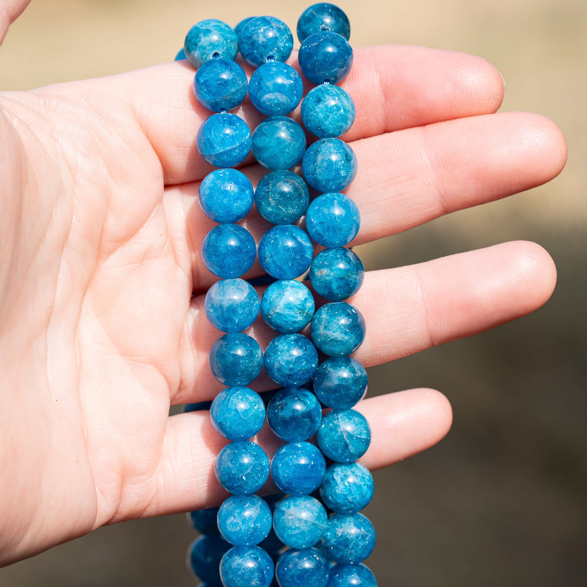 Perles rondes lisses en Apatite bleue de 10 mm ( lot de 10 perles )