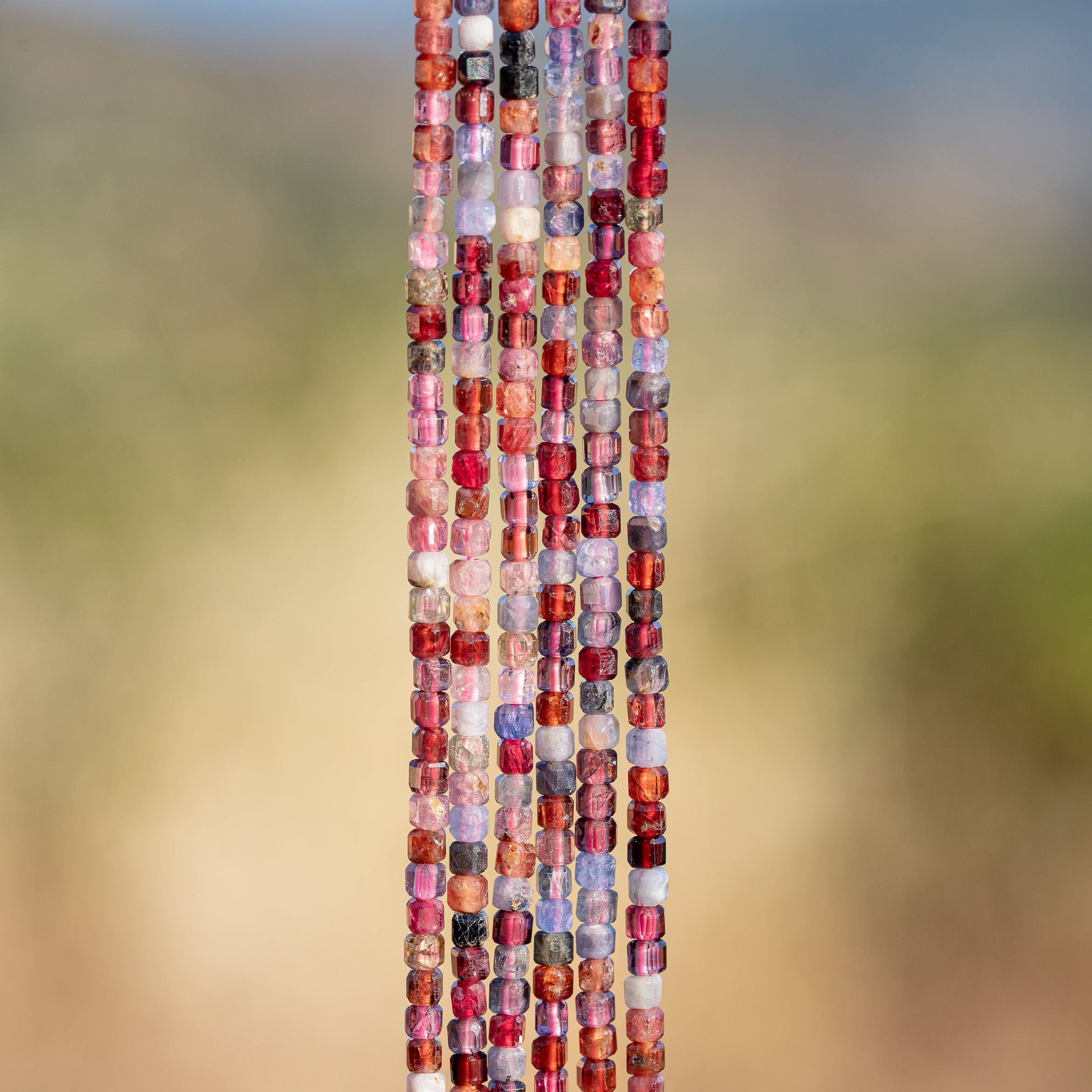 Perles cubes facettes de Spinelle multicolore de 2,5 mm ( rang de env 170 perles )