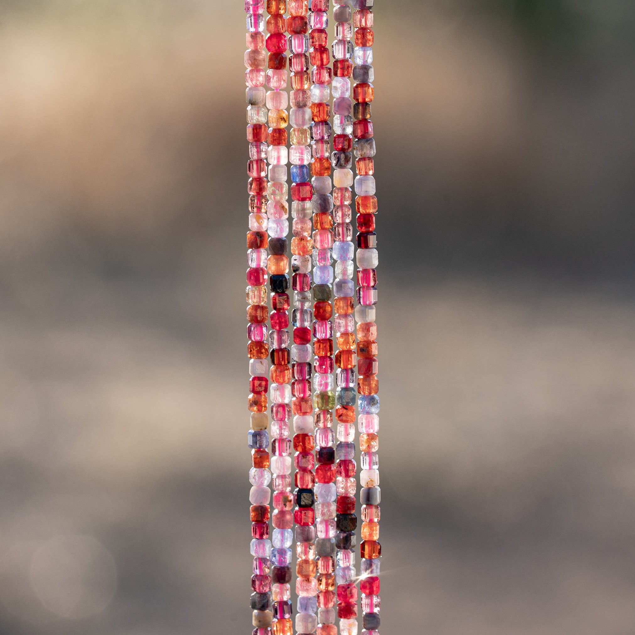 Perles cubes facettes de Spinelle multicolore de 2,5 mm ( rang de env 170 perles )