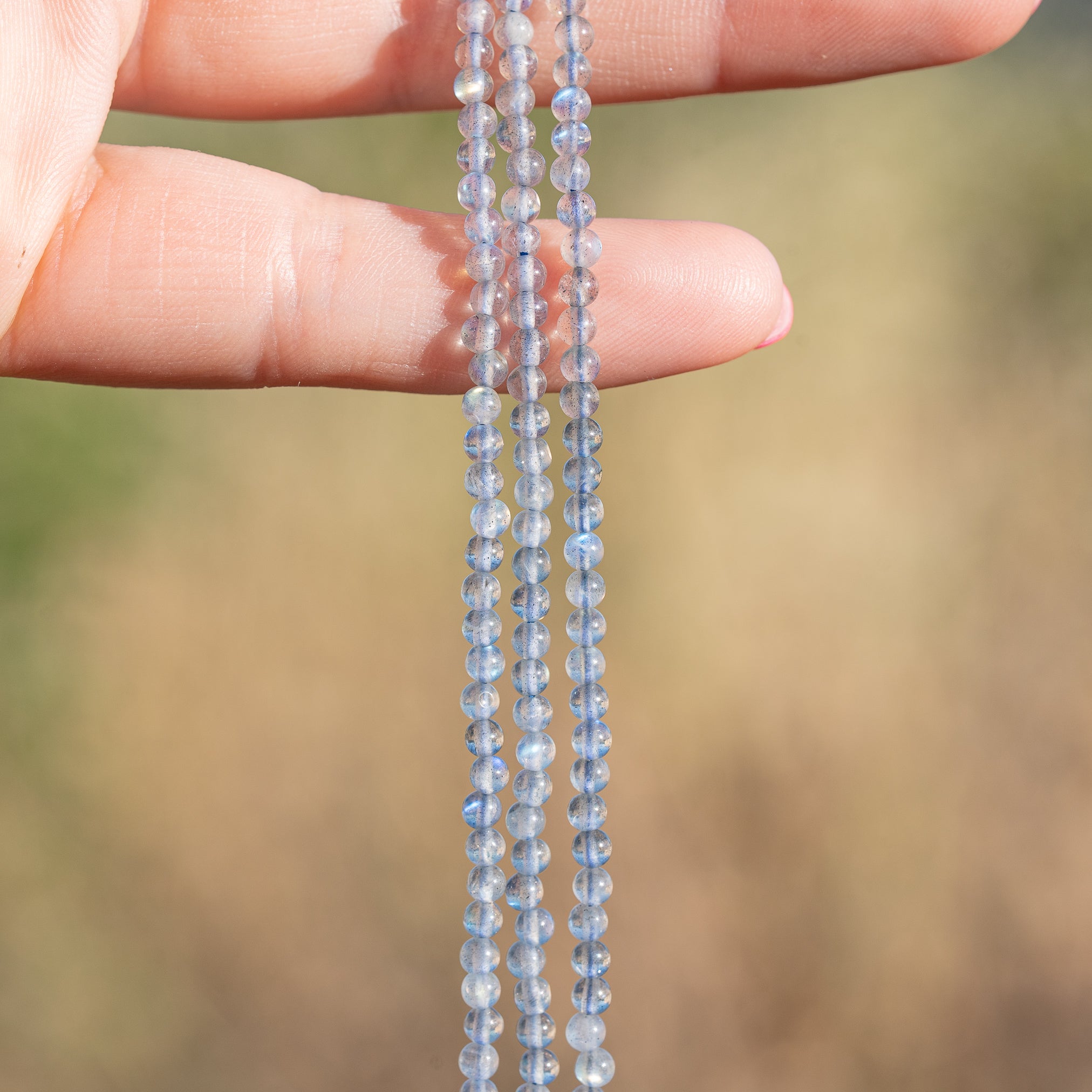 Perles rondes lisses de Labradorite de 3 mm ( rang de env 142 perles )