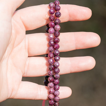 Perles rondes facettes de Rubis de 6 mm ( lot de 4 perles )