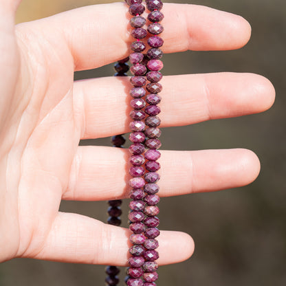 Perles rondelles facettes de Rubis de 6 x 4 mm ( lot de 6 perles ou fil complet de 38,5 cm )