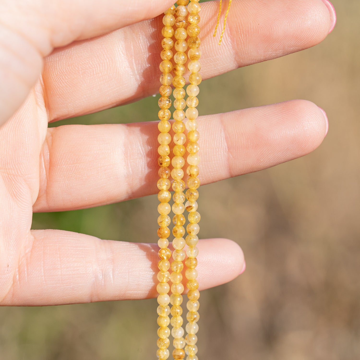 Perles rondes lisses en Quartz rutile de 3 mm ( rang de env 140 perles )