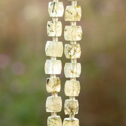 Perles cubes facettes de Préhnite verte de 10/11 mm ( lot de 2 perles )