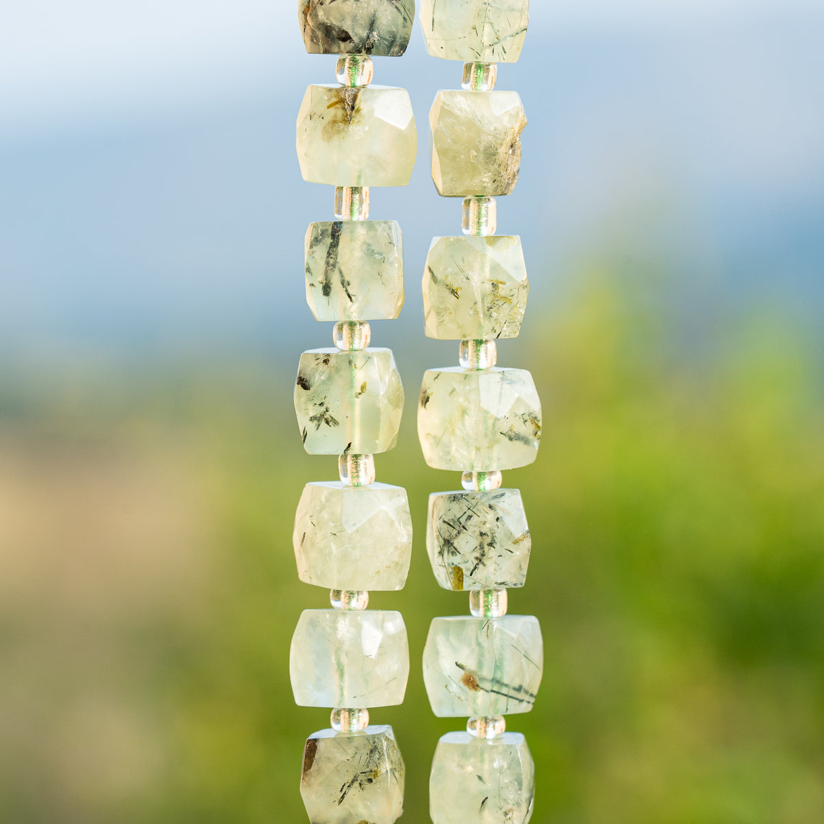 Perles cubes facettes de Préhnite verte de 10/11 mm ( lot de 2 perles )