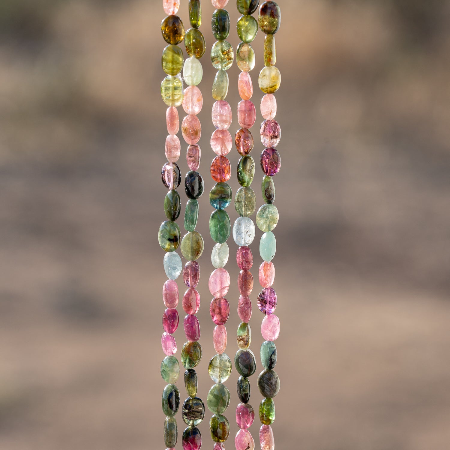 Rangs de 32 cm de perles ovales lisses de Tourmaline multicolore de env 5,5/7,5 mm