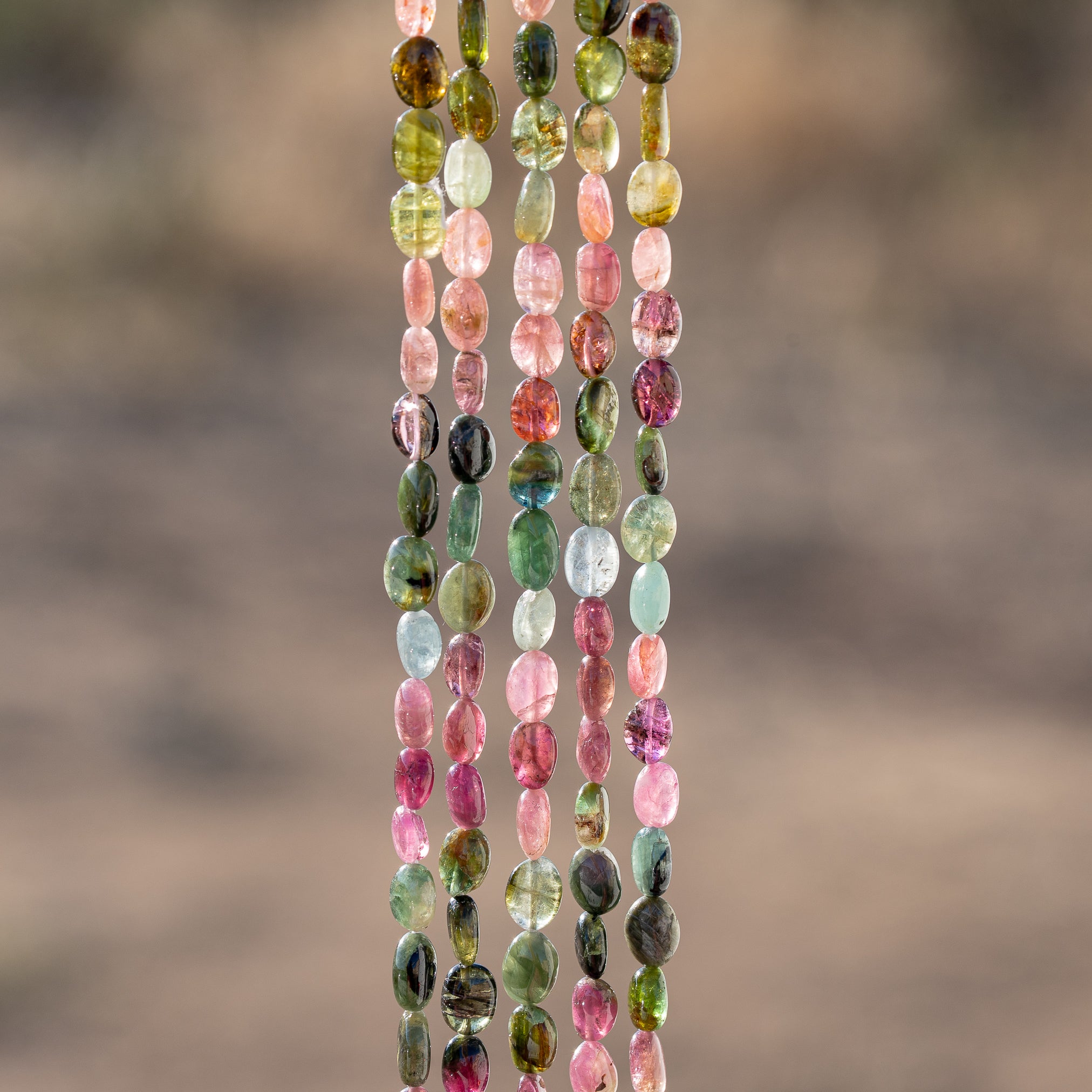 Rangs de 32 cm de perles ovales lisses de Tourmaline multicolore de env 5,5/7,5 mm