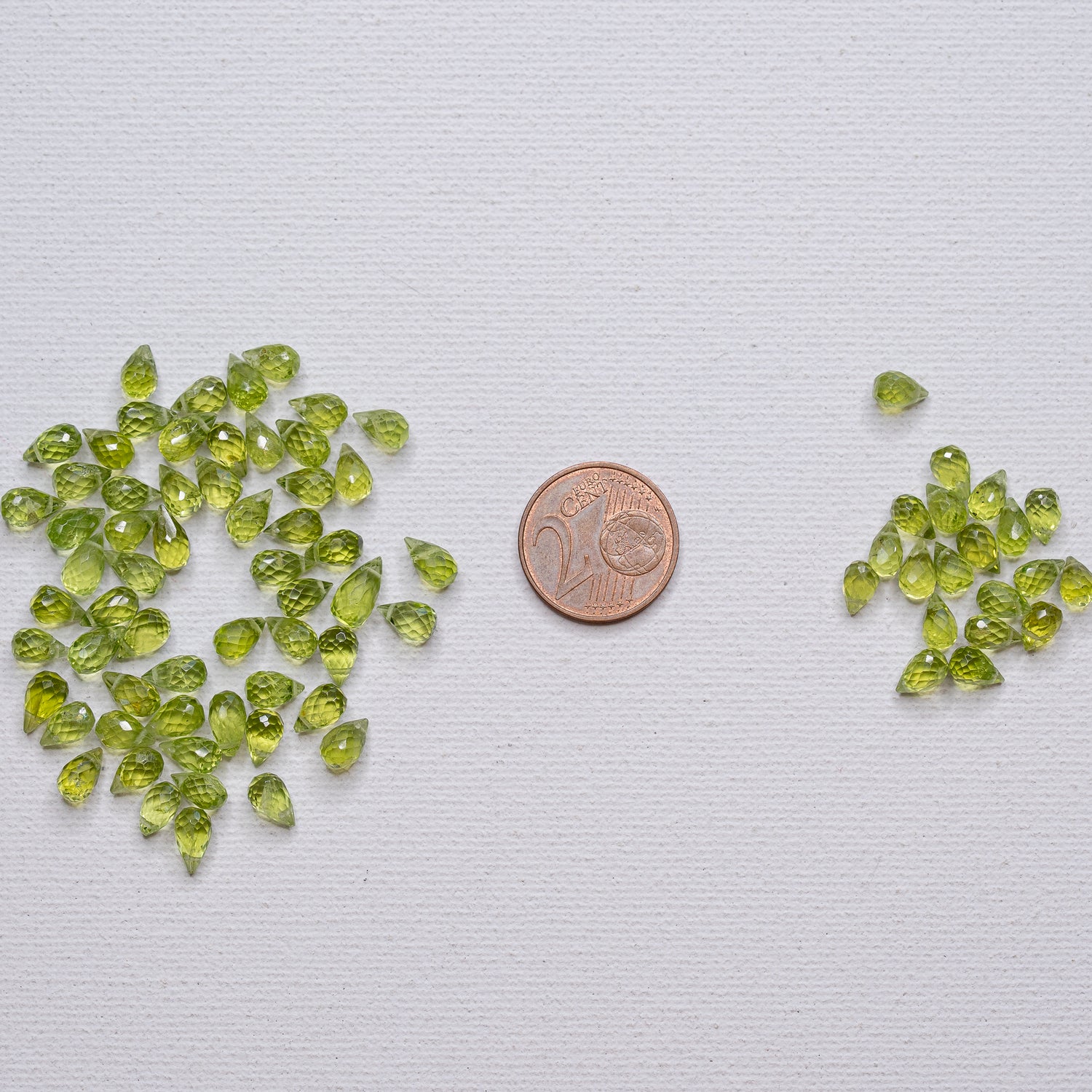 Perles gouttes facettes de Péridot de env 6,5 à 7,5 mm ( lot de 2 perles )
