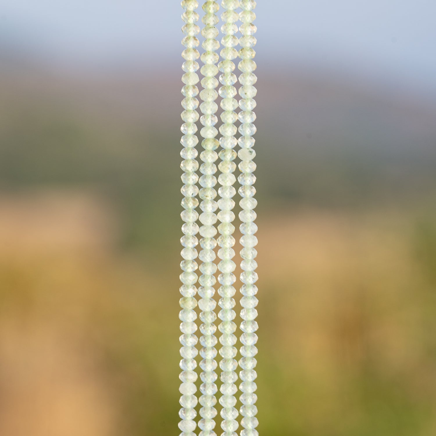 Perles rondelles facettes de Préhnite verte de 3,3 x 2,2 mm ( rang de env 164 perles )