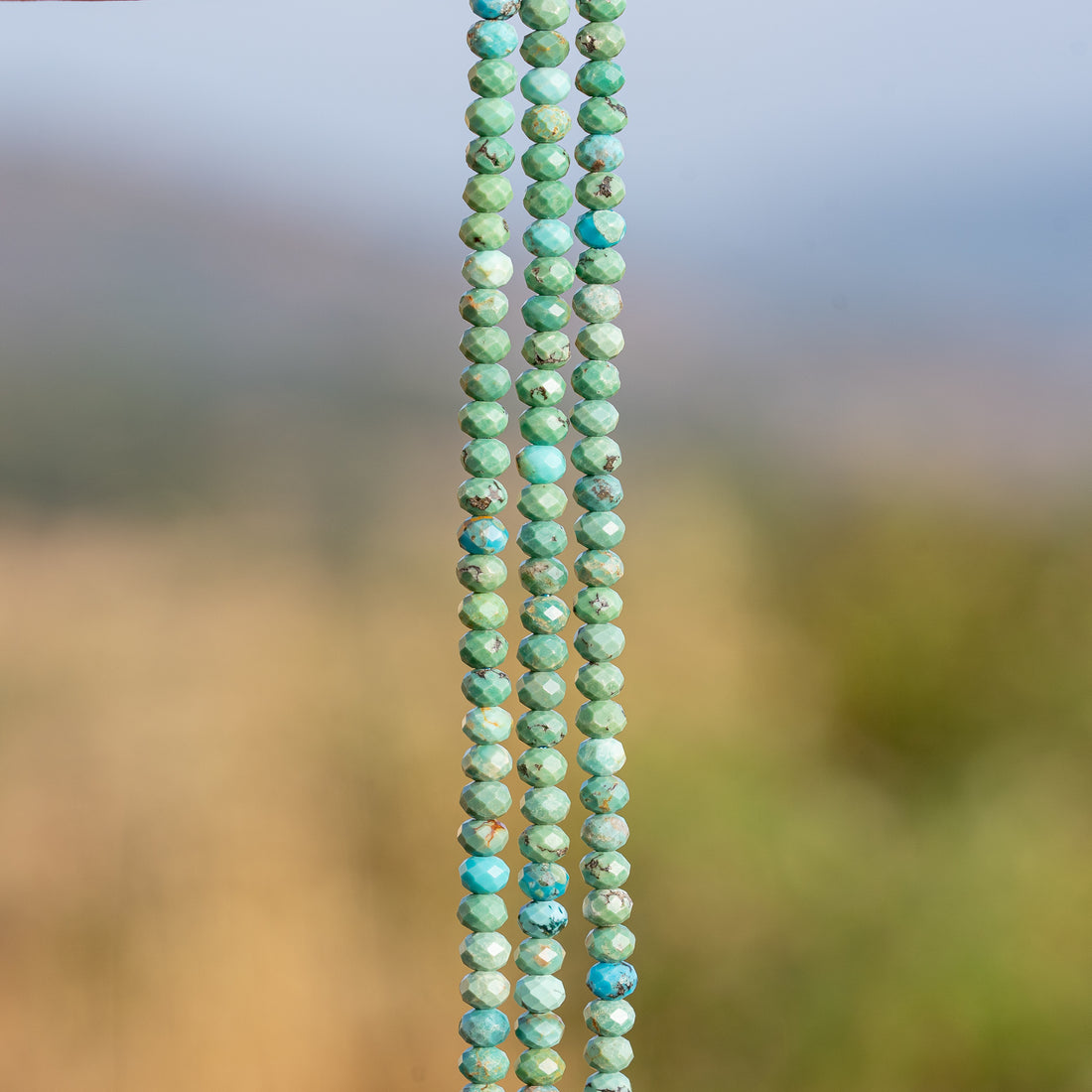 Perles rondelles facettes de Turquoise de Hubei de 4 x 3 mm ( 1/2 rang de env 66 perles )