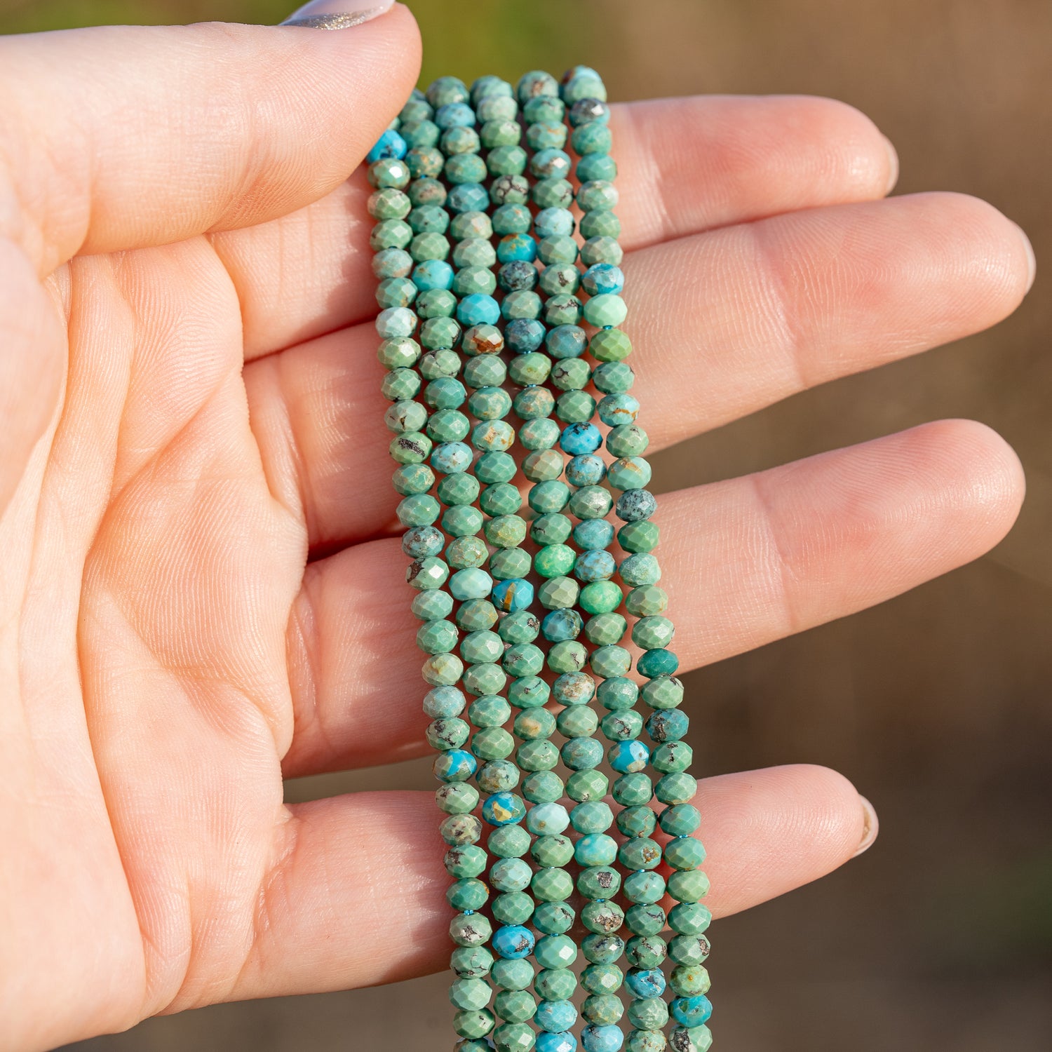 Perles rondelles facettes de Turquoise de Hubei de 4 x 3 mm ( 1/2 rang de env 66 perles )