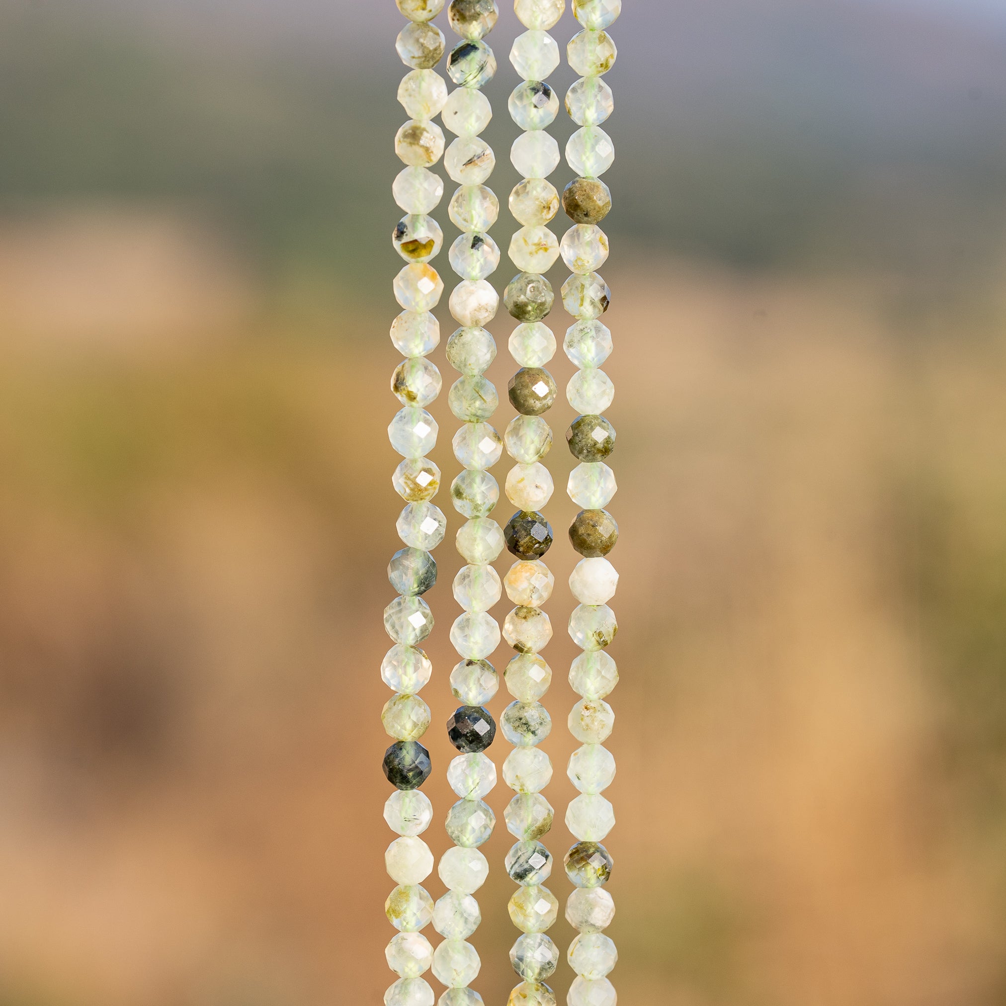 Perles rondes facettes de Préhnite verte à inclusions de 4,4 mm ( rang de env 90 perles )