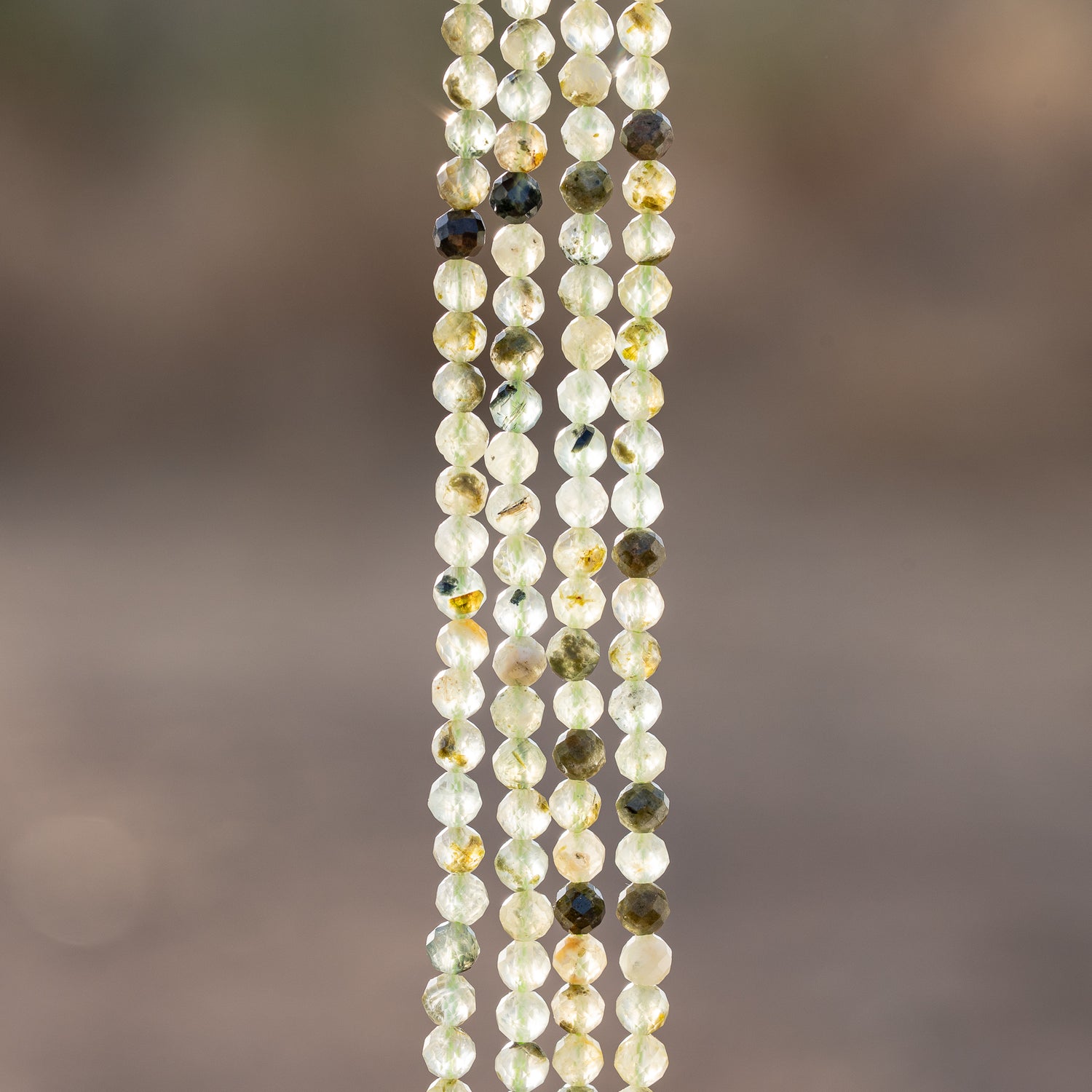 Perles rondes facettes de Préhnite verte à inclusions de 4,4 mm ( rang de env 90 perles )