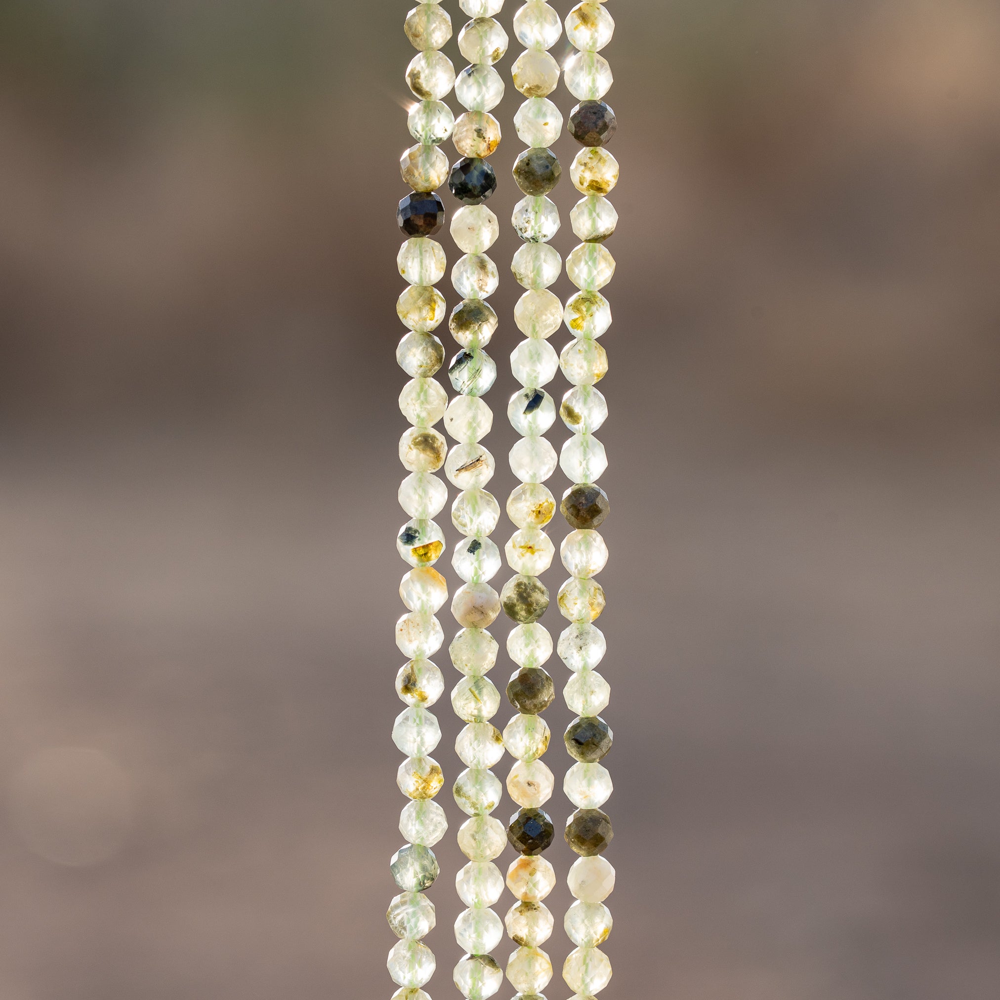 Perles rondes facettes de Préhnite verte à inclusions de 4,4 mm ( rang de env 90 perles )