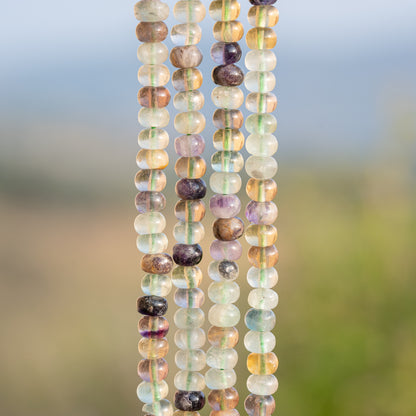 Perles rondelles lisses de Fluorite multicolore de 6 x 4 mm ( 1/2 rang de 45 perles )