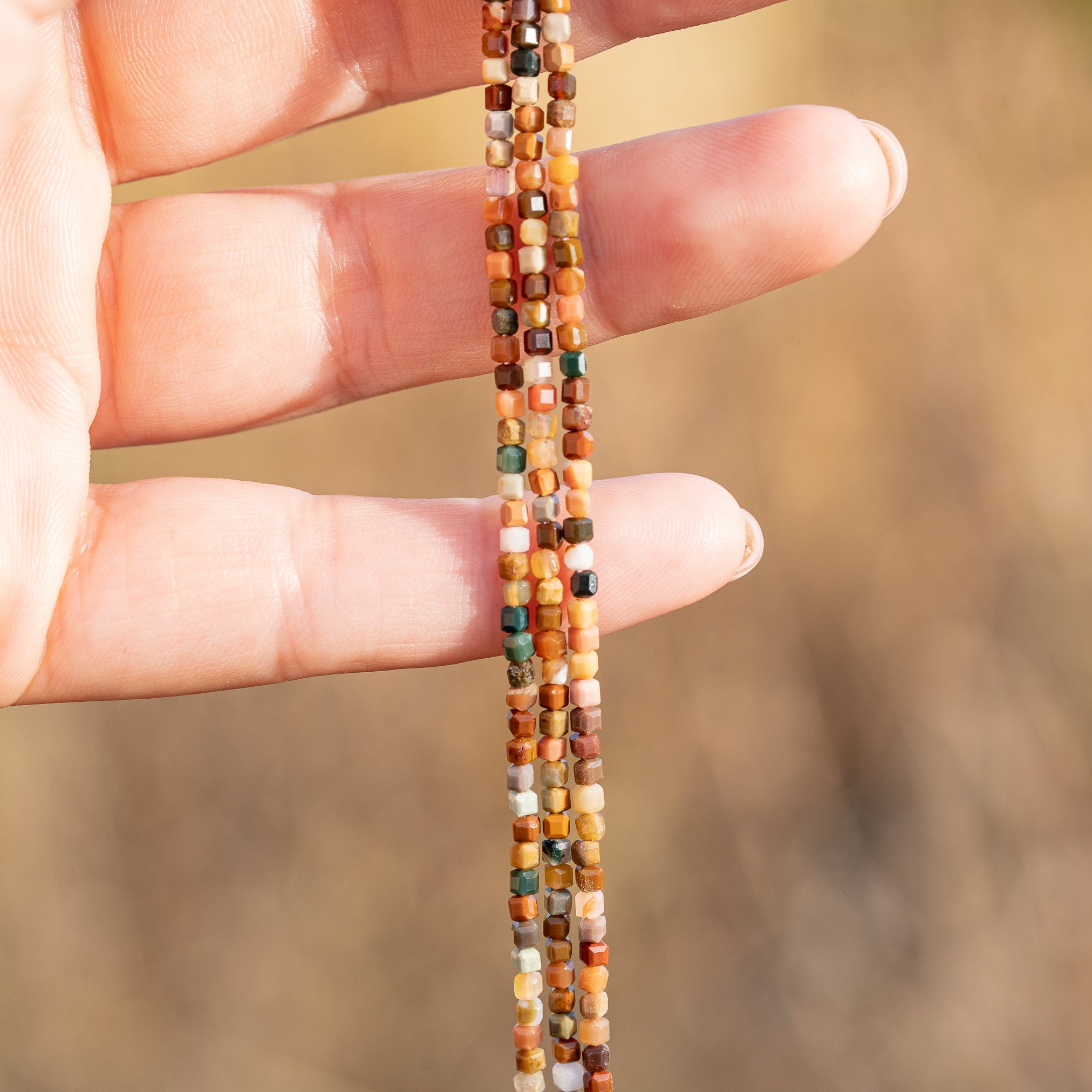 Perles cubes facettes en Agate Alashan de 2,2 mm ( rang de env 176 perles )