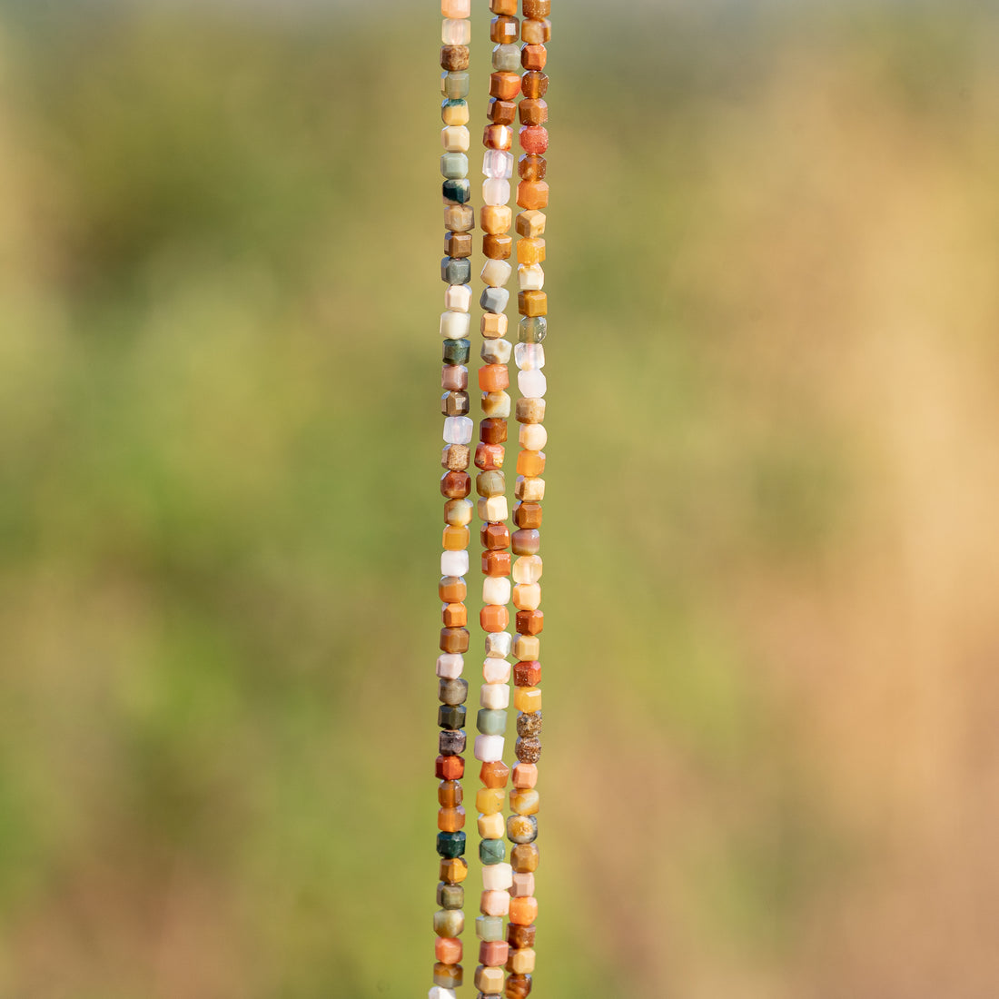 Perles cubes facettes en Agate Alashan de 2,2 mm ( rang de env 176 perles )