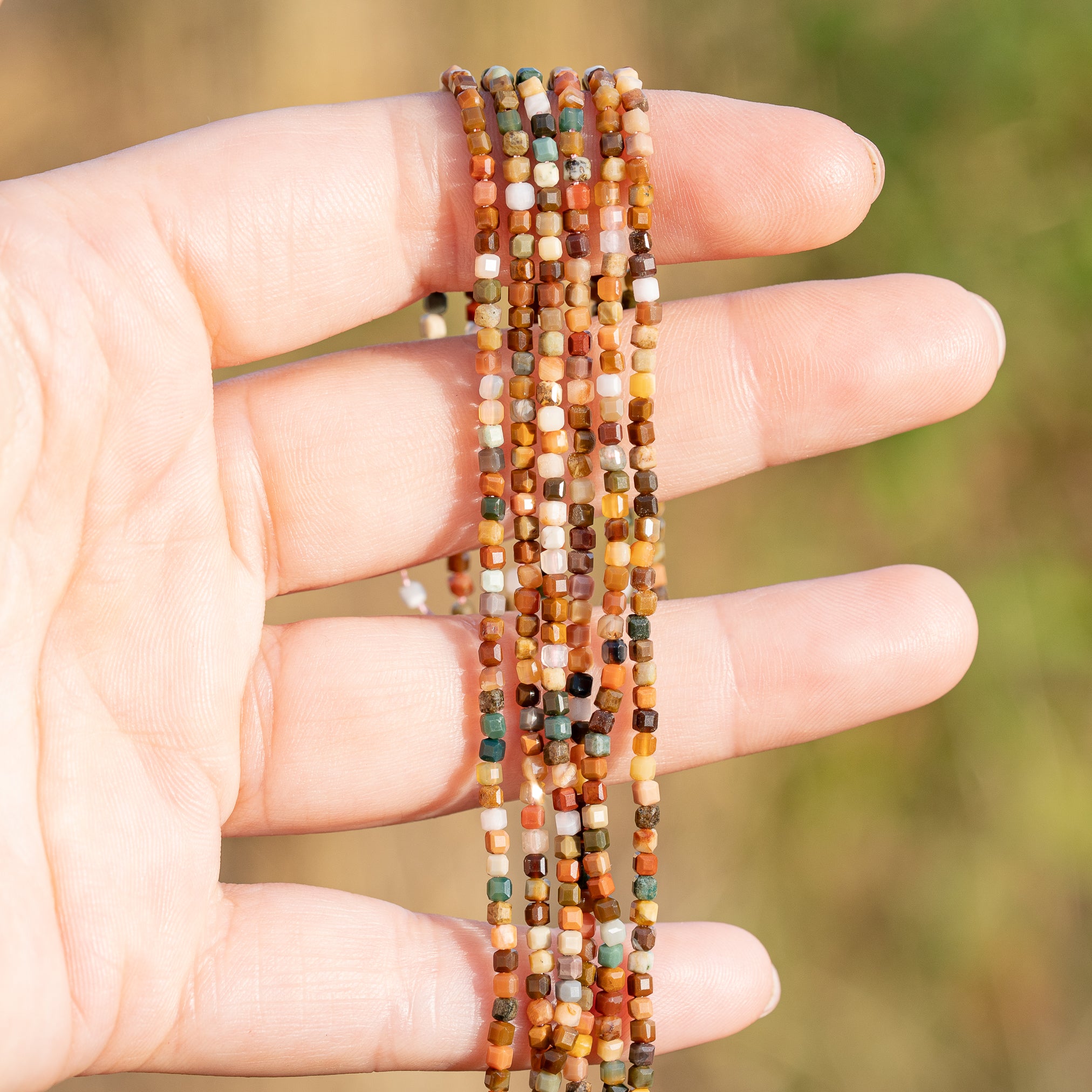 Perles cubes facettes en Agate Alashan de 2,2 mm ( rang de env 176 perles )