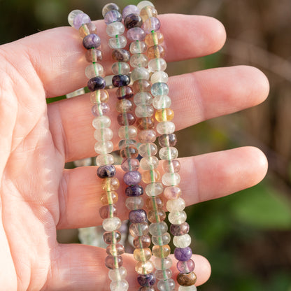 Perles rondelles lisses de Fluorite multicolore de 6 x 4 mm ( 1/2 rang de 45 perles )