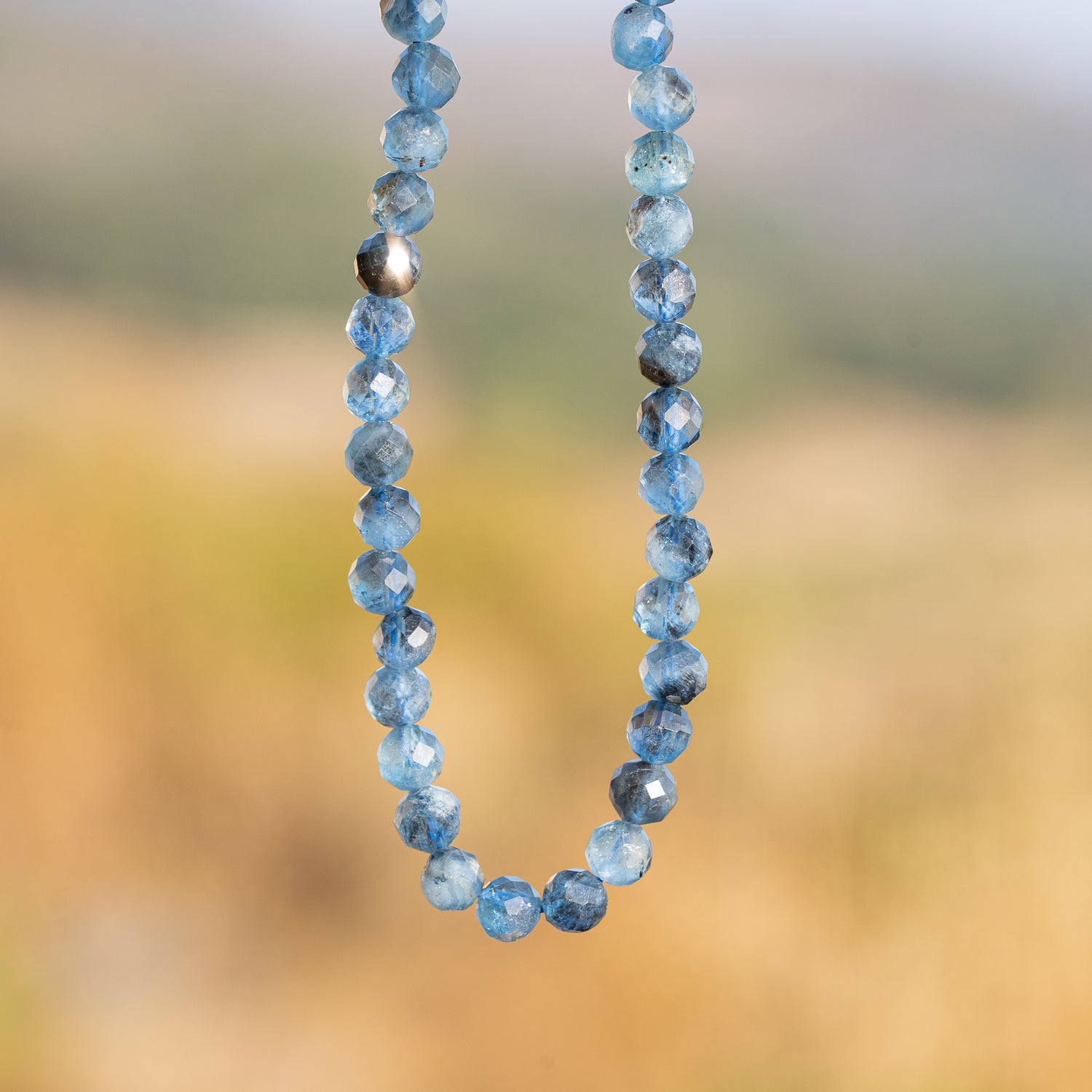 Perles rondes facettes en Aigue-marine à inclusions de 5,5 mm ( 1/2 rang de env 36 perles )
