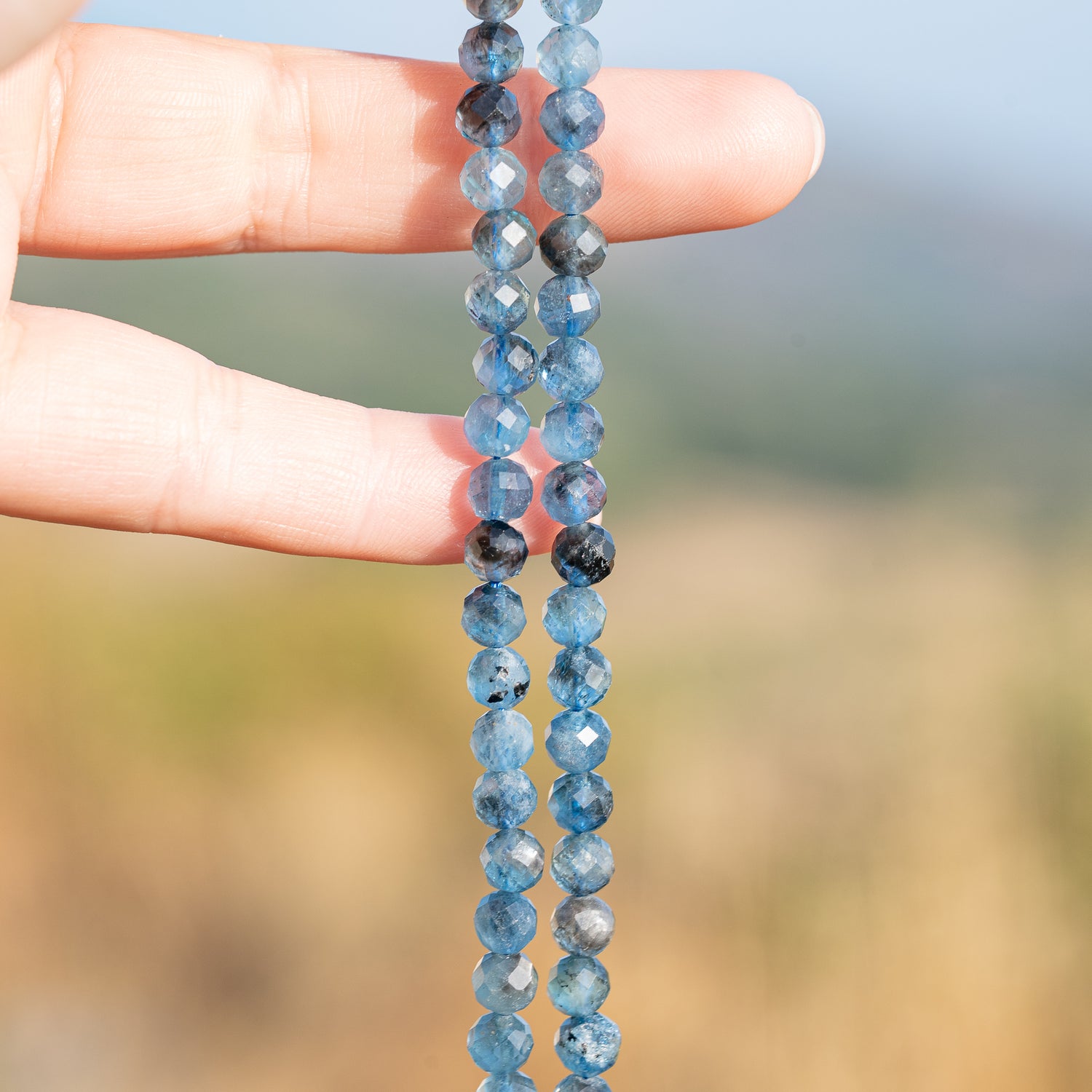 Perles rondes facettes en Aigue-marine à inclusions de 5,5 mm ( 1/2 rang de env 36 perles )