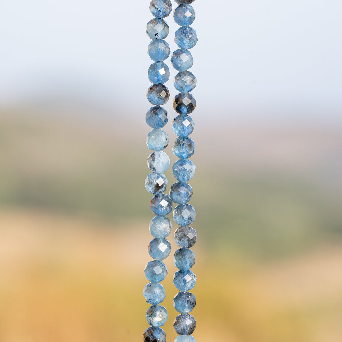 Perles rondes facettes en Aigue-marine à inclusions de 5,5 mm ( 1/2 rang de env 36 perles )