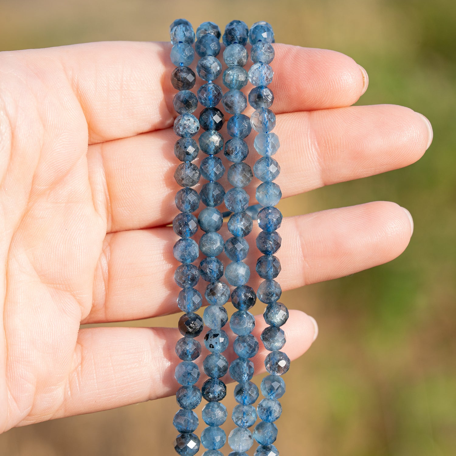 Perles rondes facettes en Aigue-marine à inclusions de 5,5 mm ( 1/2 rang de env 36 perles )