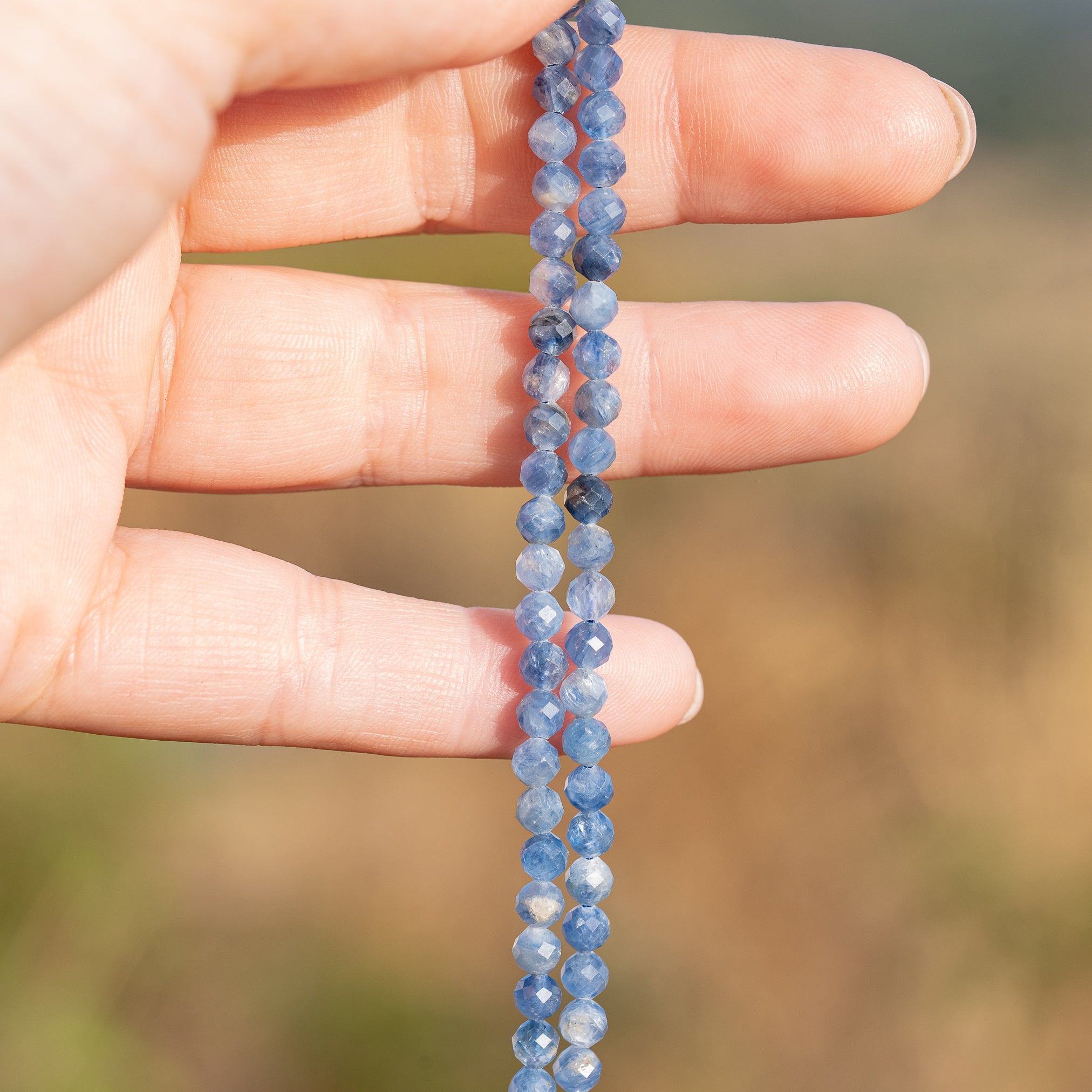 Perles rondes facettes de Cyanite bleue de 4 mm ( 1/2 rang de env 46 perles )