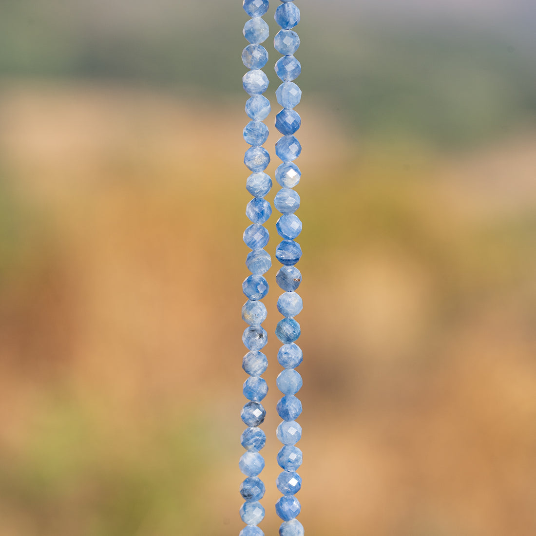 Perles rondes facettes de Cyanite bleue de 4 mm ( 1/2 rang de env 46 perles )