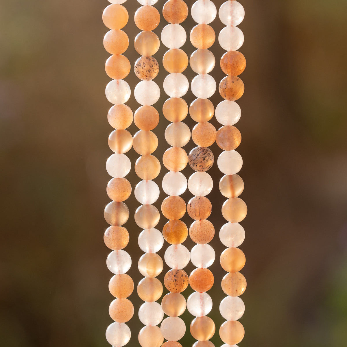 Perles rondes lisses de Pierre de lune multicolore de 6 mm ( 1/2 rang de env 30 perles )