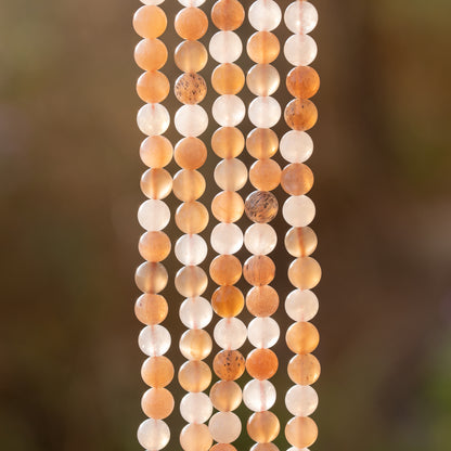 Perles rondes lisses de Pierre de lune multicolore de 6 mm ( 1/2 rang de env 30 perles )