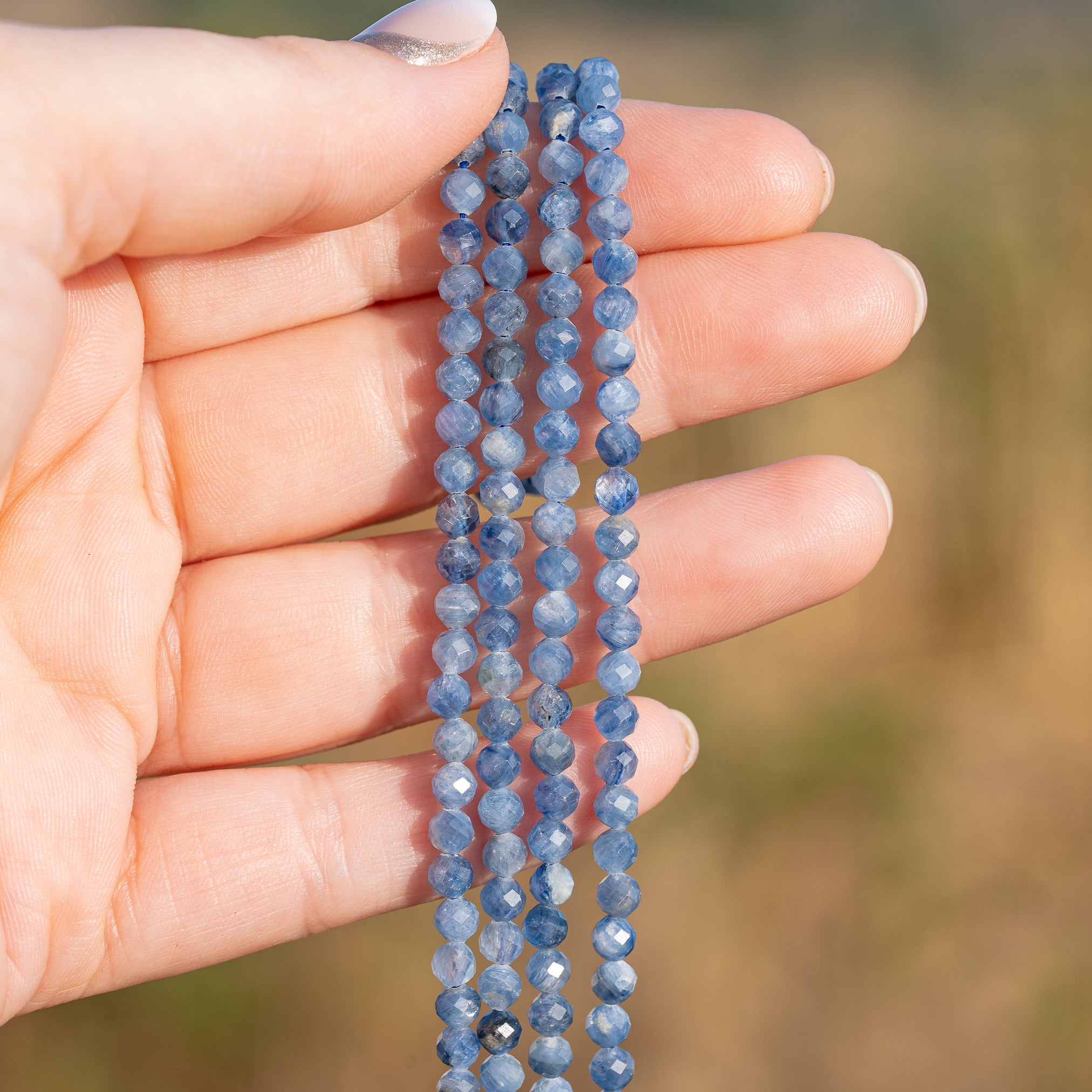 Perles rondes facettes de Cyanite bleue de 4 mm ( 1/2 rang de env 46 perles )