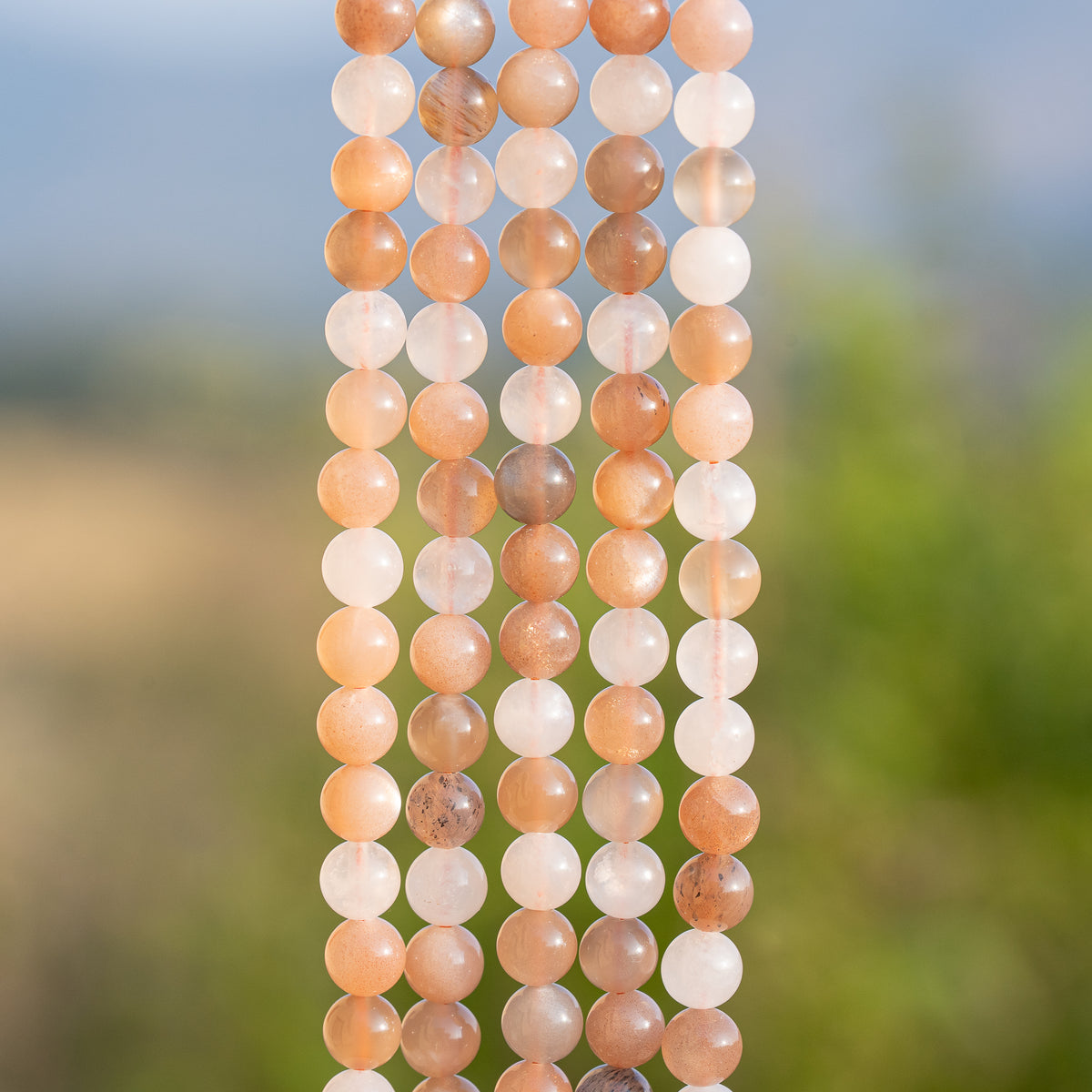 Perles rondes lisses de Pierre de lune multicolore de 6 mm ( 1/2 rang de env 30 perles )